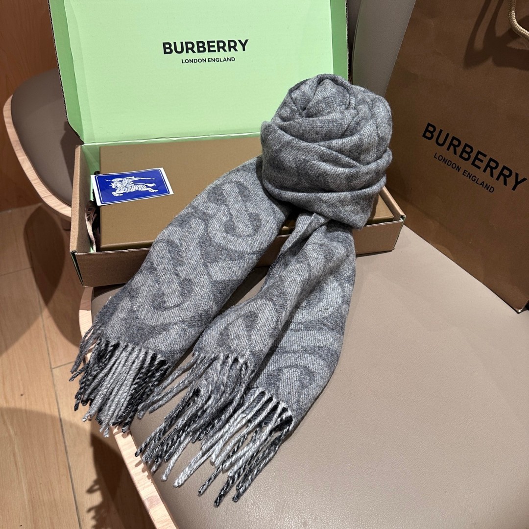 
双面围巾！一面是最新Tb印花一面是经典格子！非常有格调的设计！180*30cm，50%羊绒➕50%羊毛