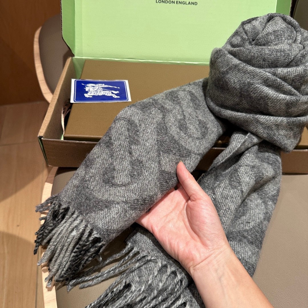 
双面围巾！一面是最新Tb印花一面是经典格子！非常有格调的设计！180*30cm，50%羊绒➕50%羊毛