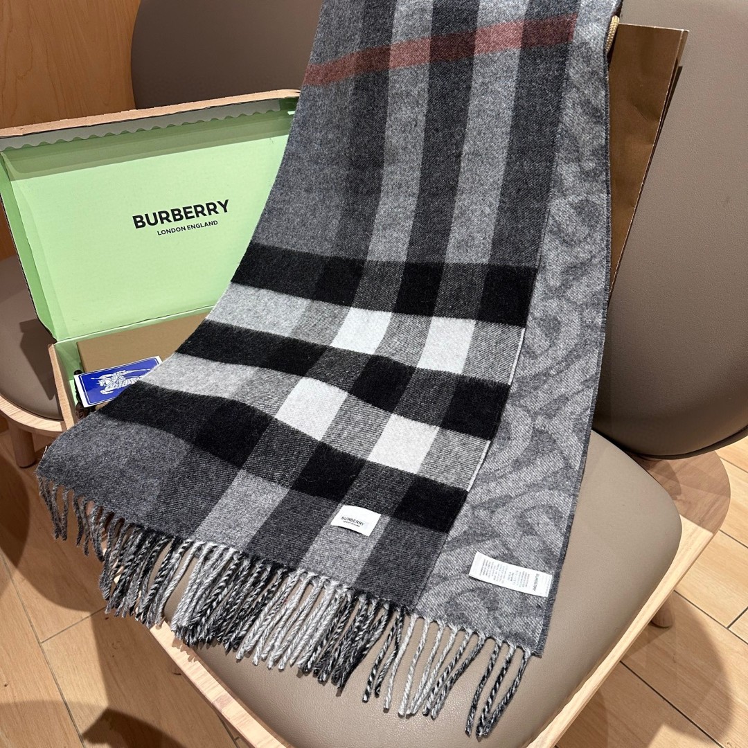 
双面围巾！一面是最新Tb印花一面是经典格子！非常有格调的设计！180*30cm，50%羊绒➕50%羊毛