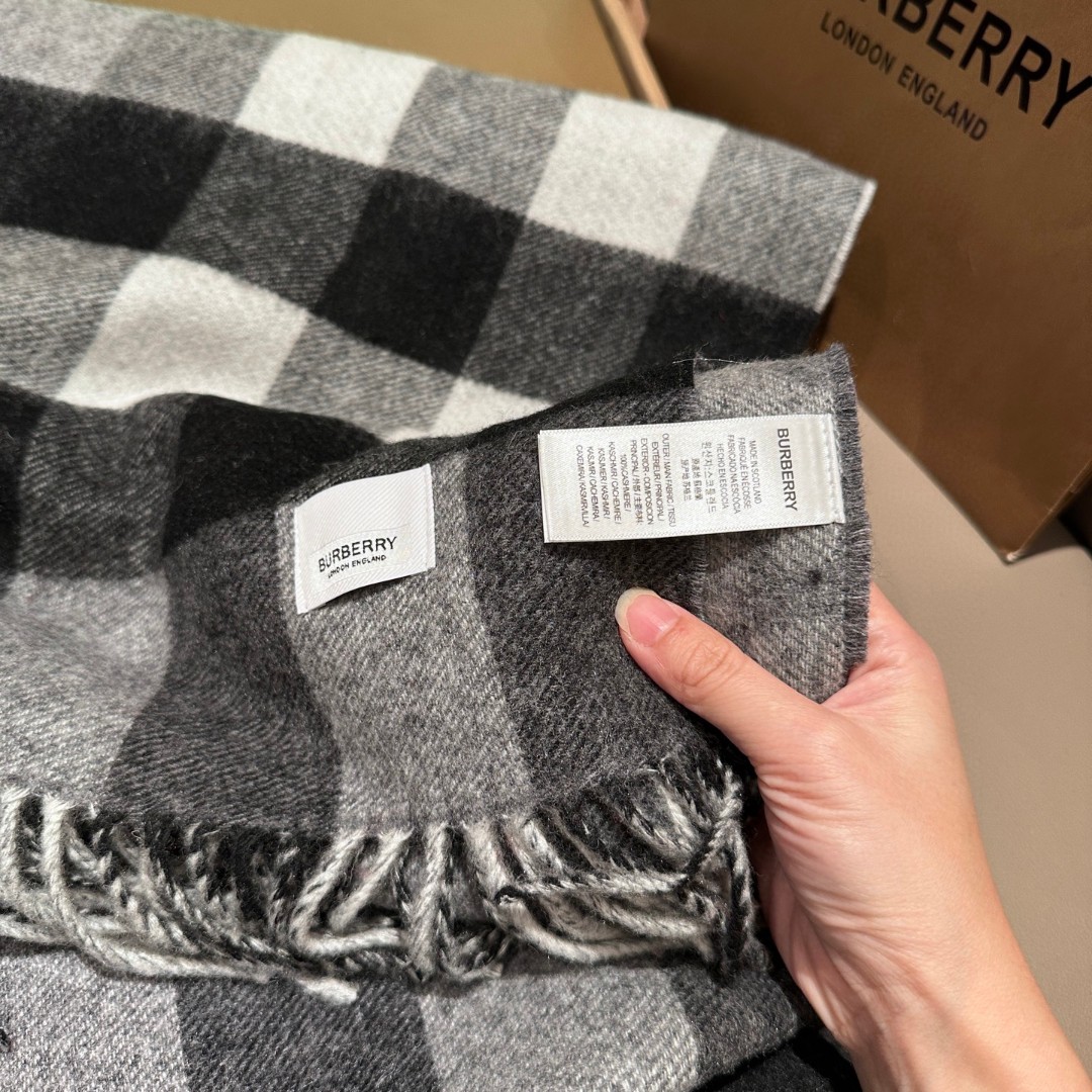 
双面围巾！一面是最新Tb印花一面是经典格子！非常有格调的设计！180*30cm，50%羊绒➕50%羊毛