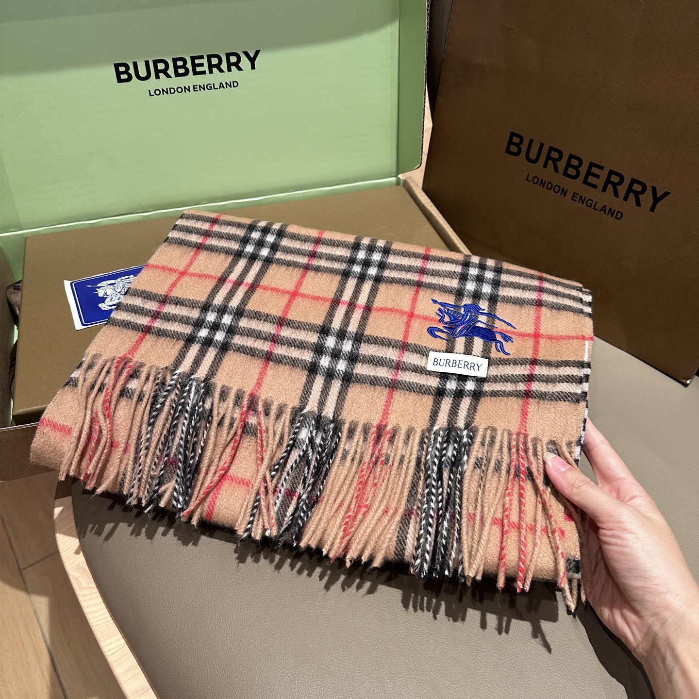 
Burberry · 巴宝莉围巾❗️好看的要疯掉了，太有型太有魅力了❗️❗️非常斯文时尚的秋冬单品！真