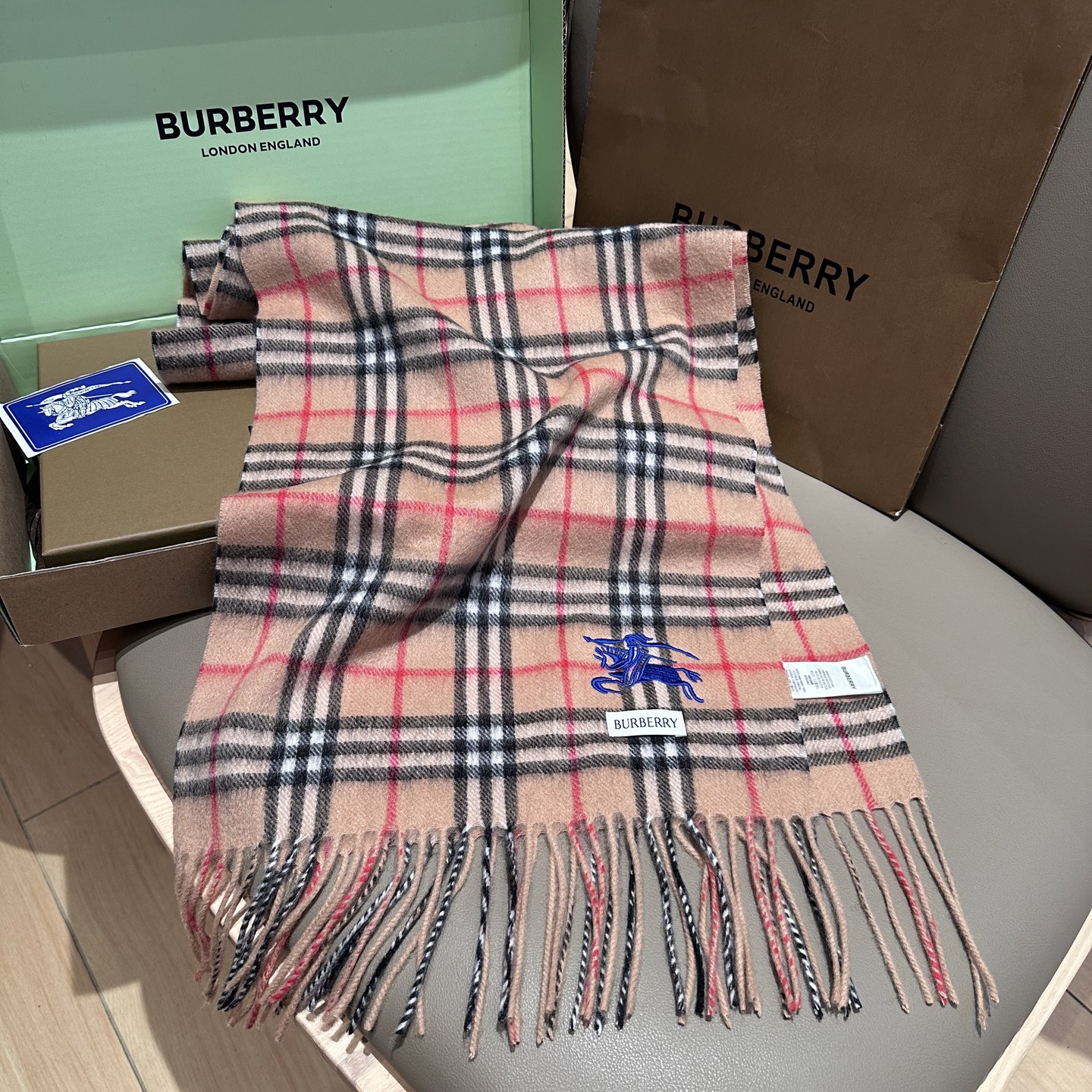 
Burberry · 巴宝莉围巾❗️好看的要疯掉了，太有型太有魅力了❗️❗️非常斯文时尚的秋冬单品！真