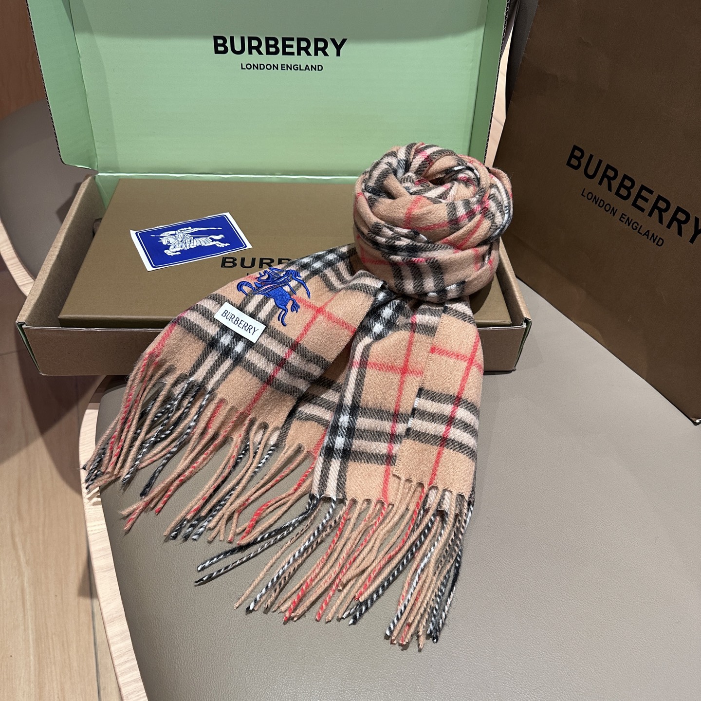 
Burberry · 巴宝莉围巾❗️好看的要疯掉了，太有型太有魅力了❗️❗️非常斯文时尚的秋冬单品！真