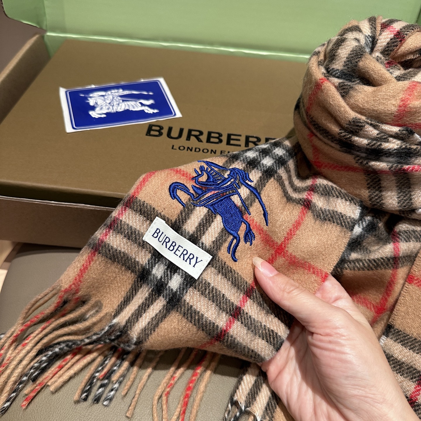 
Burberry · 巴宝莉围巾❗️好看的要疯掉了，太有型太有魅力了❗️❗️非常斯文时尚的秋冬单品！真