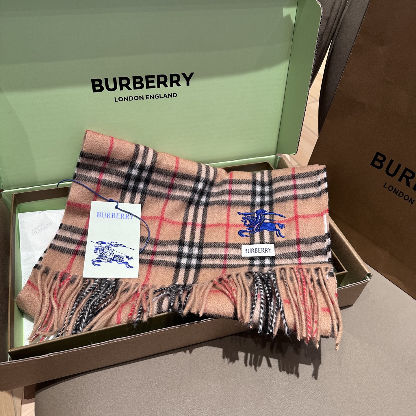 
Burberry · 巴宝莉围巾❗️好看的要疯掉了，太有型太有魅力了❗️❗️非常斯文时尚的秋冬单品！真