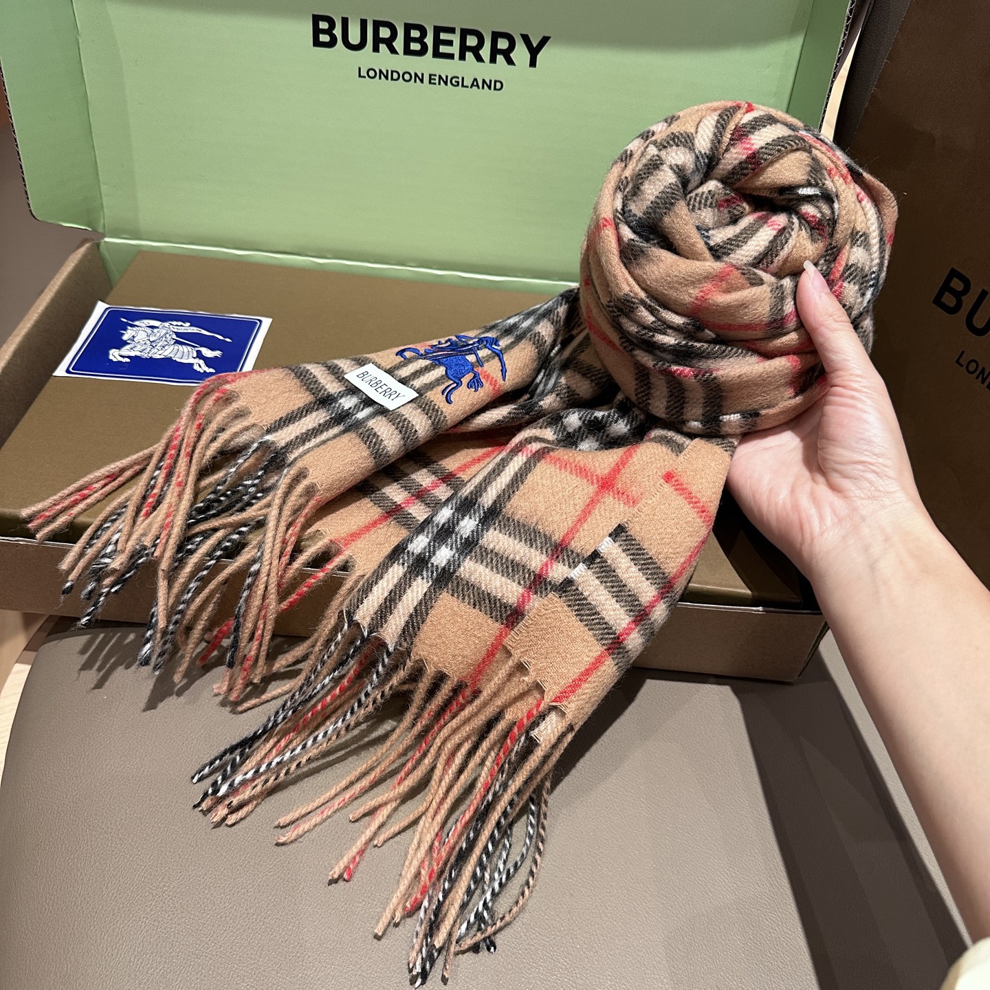 
Burberry · 巴宝莉围巾❗️好看的要疯掉了，太有型太有魅力了❗️❗️非常斯文时尚的秋冬单品！真