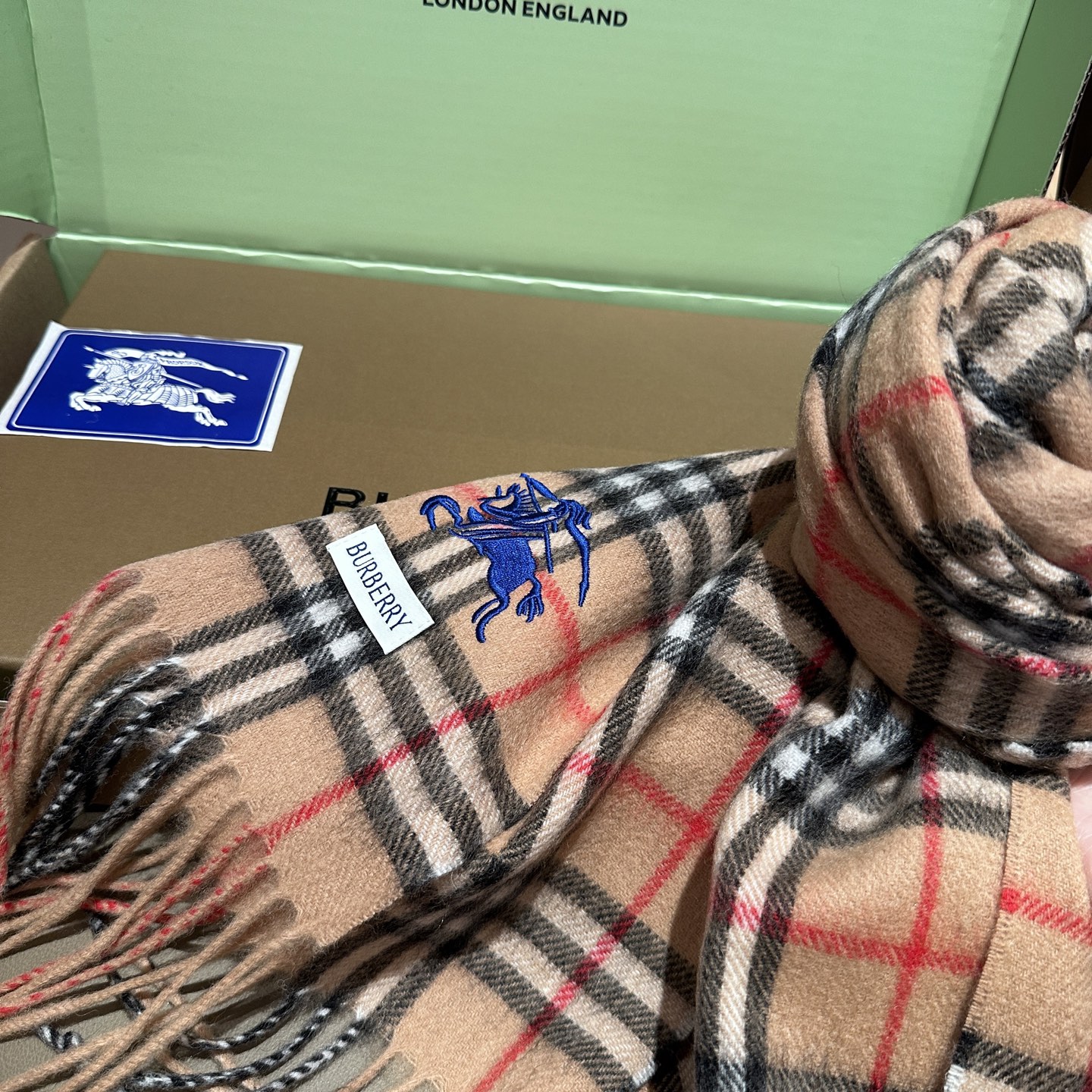 
Burberry · 巴宝莉围巾❗️好看的要疯掉了，太有型太有魅力了❗️❗️非常斯文时尚的秋冬单品！真