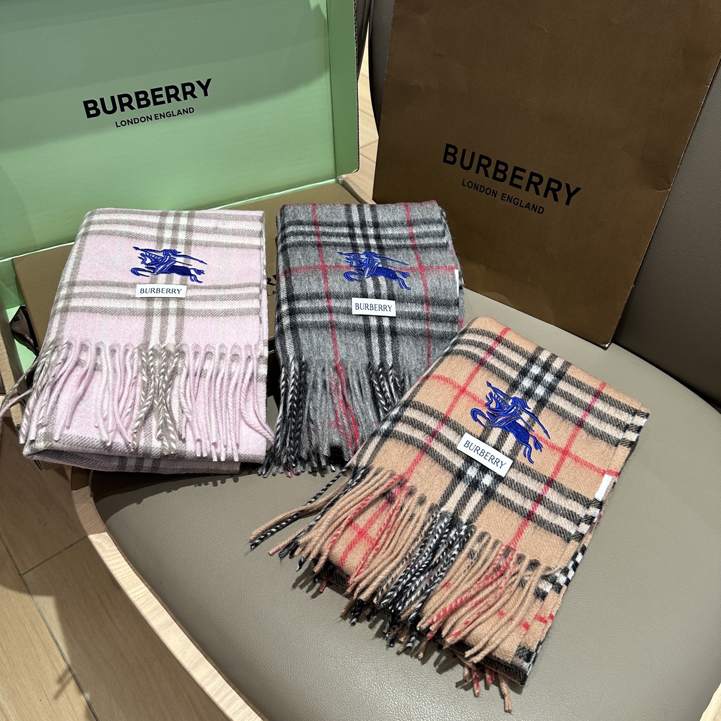 
Burberry · 巴宝莉围巾❗️好看的要疯掉了，太有型太有魅力了❗️❗️非常斯文时尚的秋冬单品！真