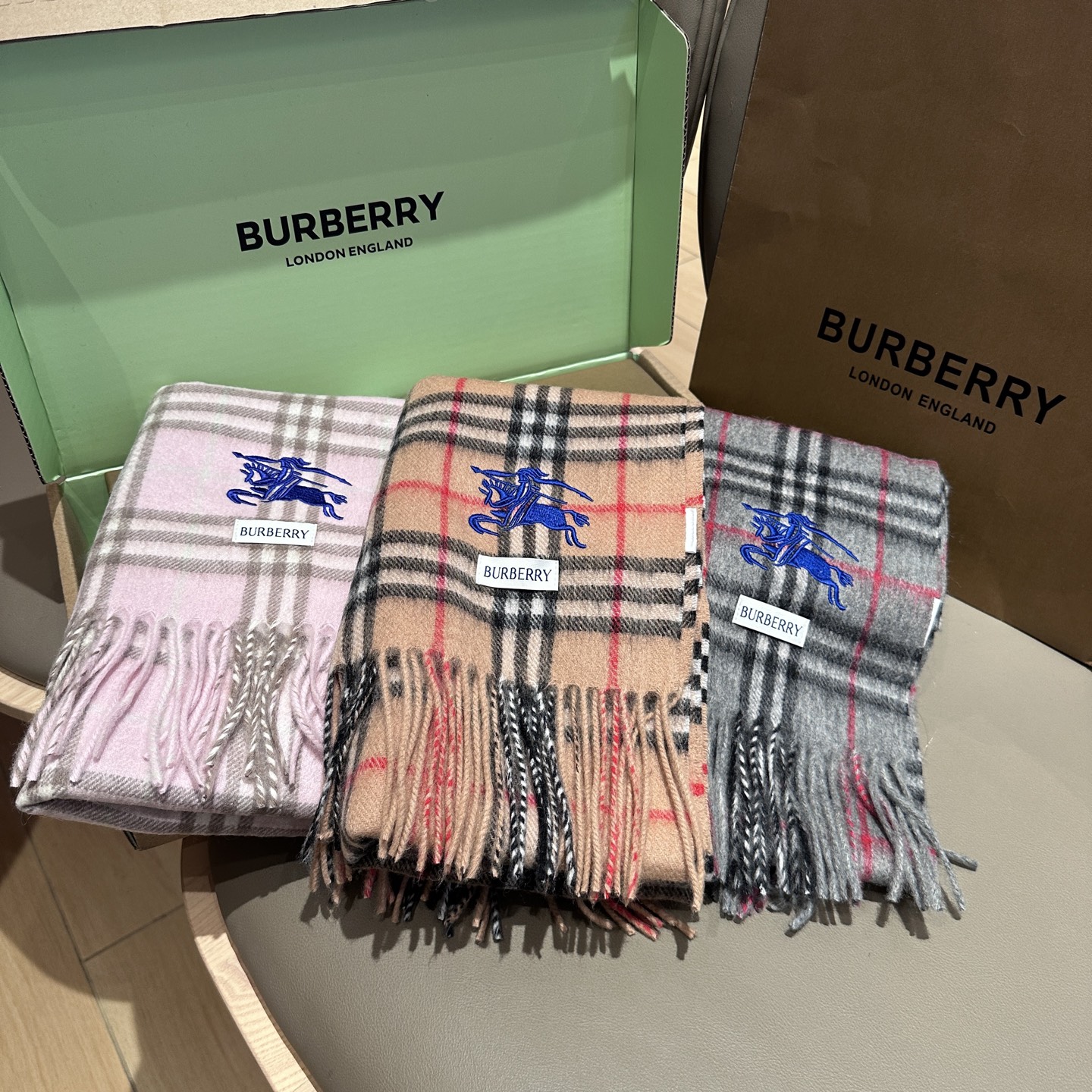 
Burberry · 巴宝莉围巾❗️好看的要疯掉了，太有型太有魅力了❗️❗️非常斯文时尚的秋冬单品！真