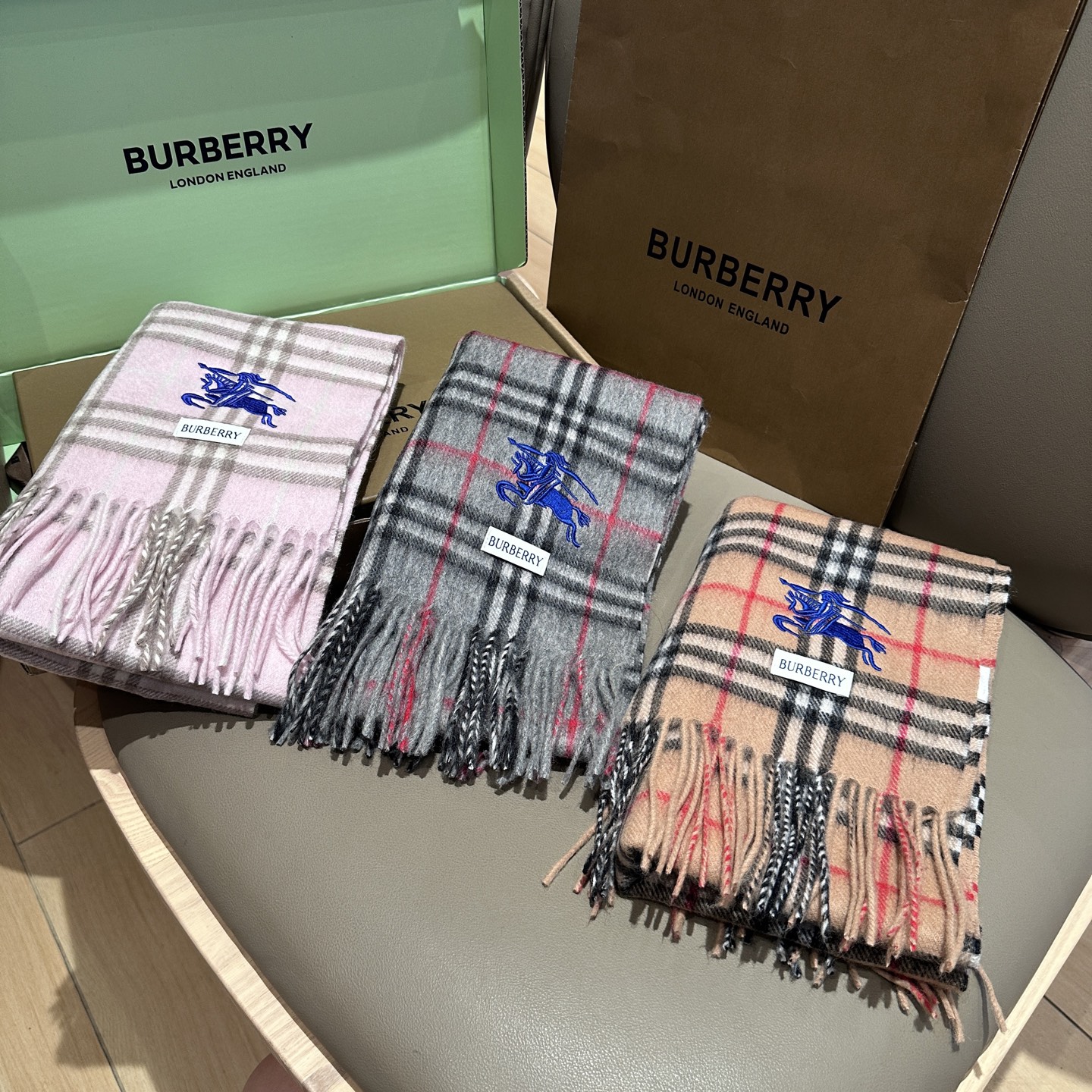 
Burberry · 巴宝莉围巾❗️好看的要疯掉了，太有型太有魅力了❗️❗️非常斯文时尚的秋冬单品！真