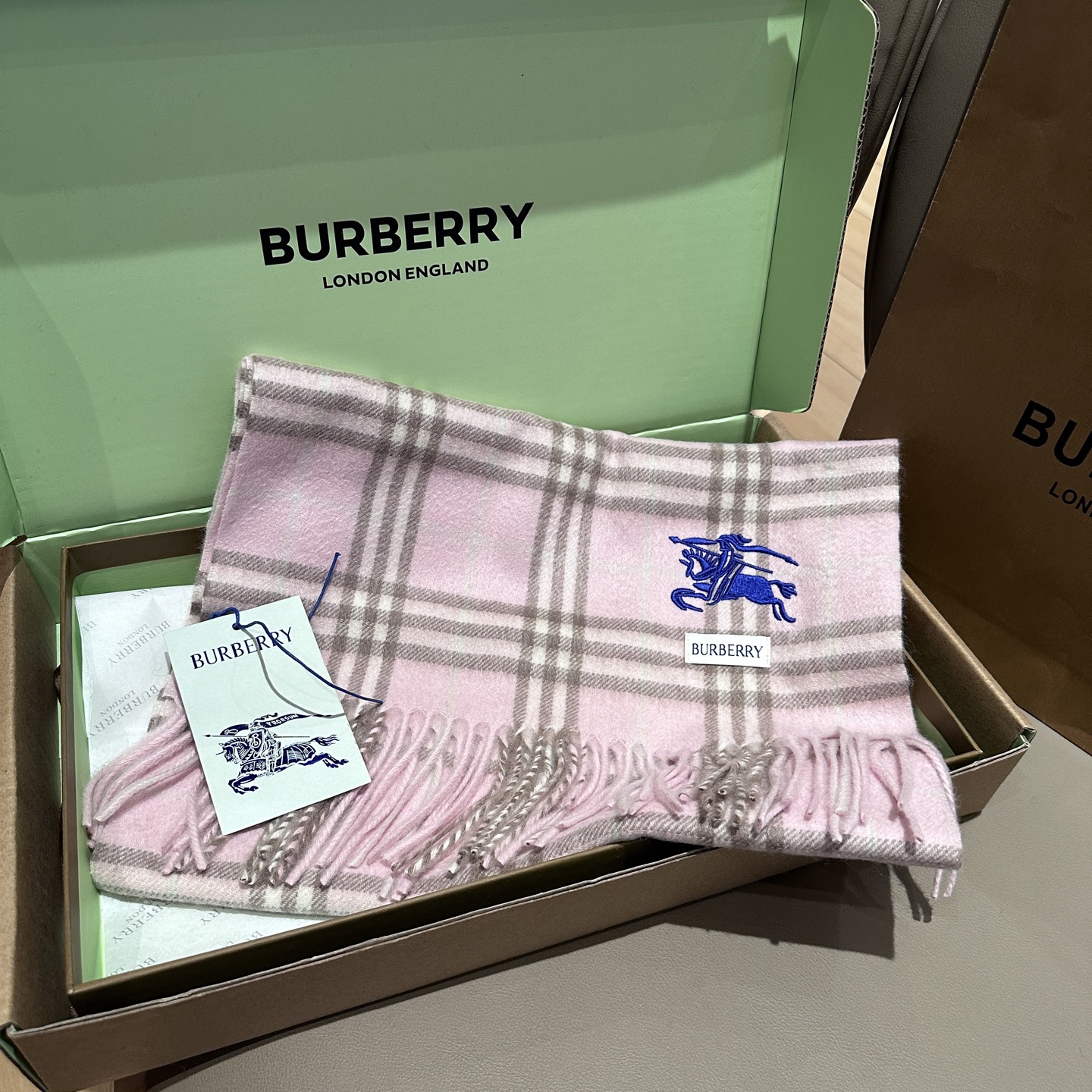 
Burberry · 巴宝莉围巾❗️好看的要疯掉了，太有型太有魅力了❗️❗️非常斯文时尚的秋冬单品！真