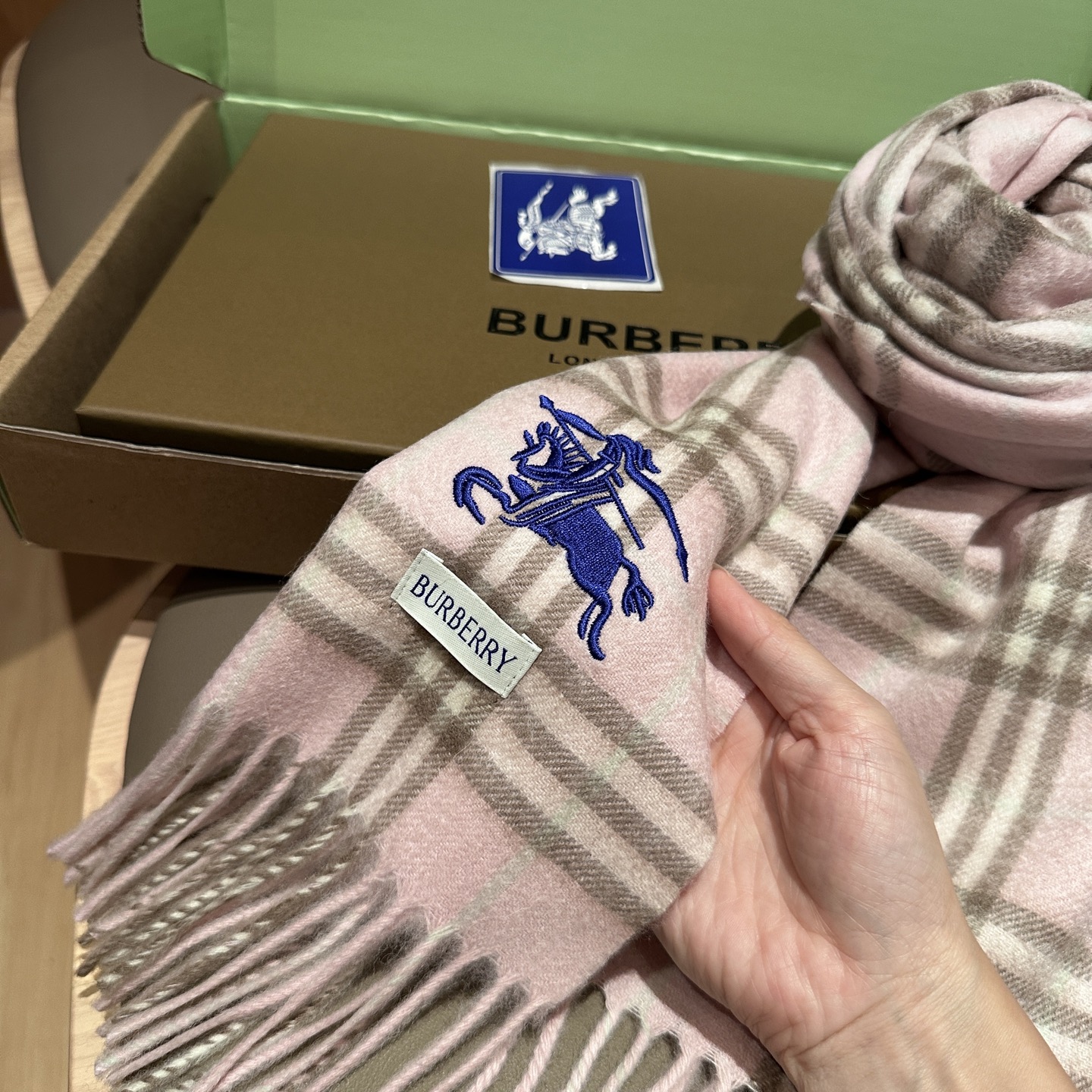 
Burberry · 巴宝莉围巾❗️好看的要疯掉了，太有型太有魅力了❗️❗️非常斯文时尚的秋冬单品！真