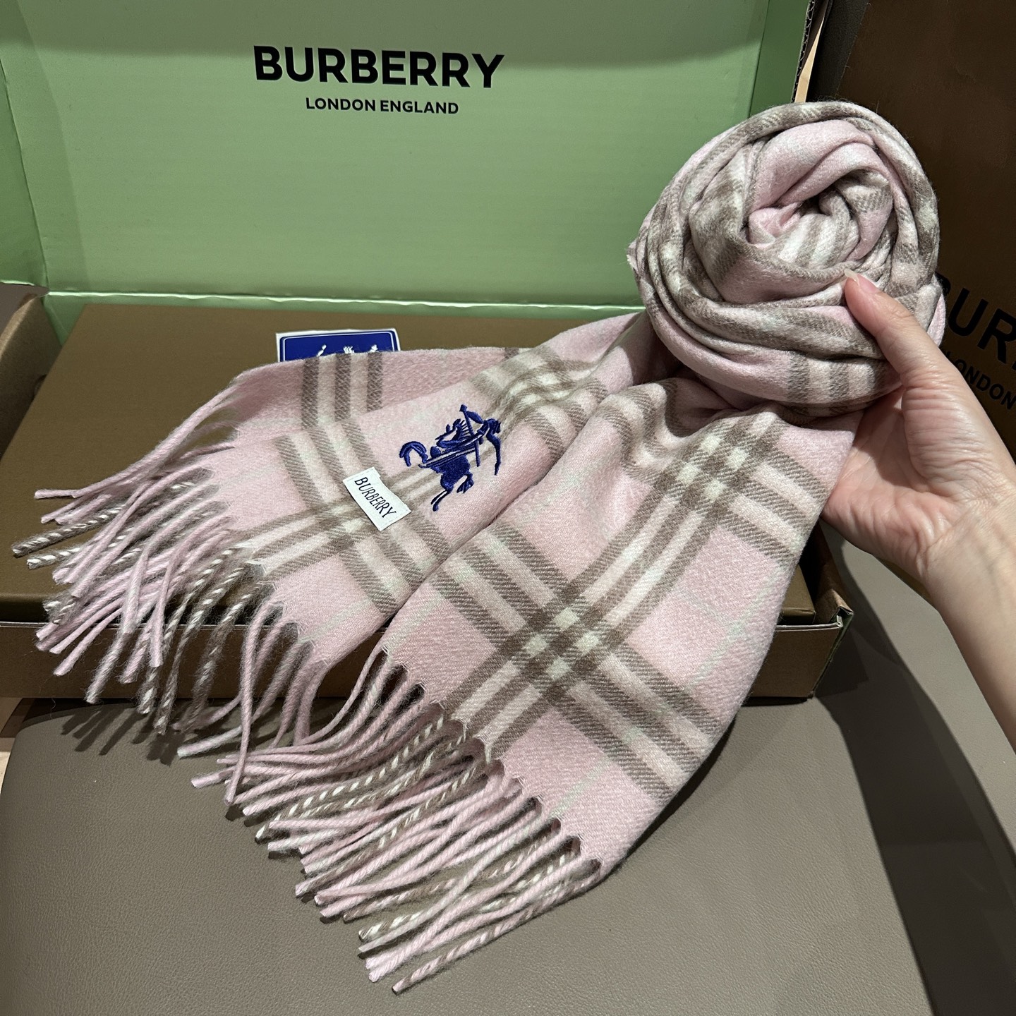 
Burberry · 巴宝莉围巾❗️好看的要疯掉了，太有型太有魅力了❗️❗️非常斯文时尚的秋冬单品！真