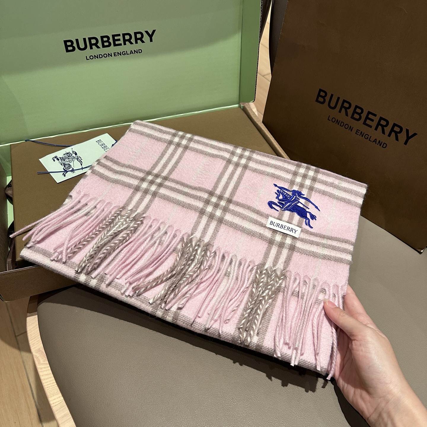 
Burberry · 巴宝莉围巾❗️好看的要疯掉了，太有型太有魅力了❗️❗️非常斯文时尚的秋冬单品！真