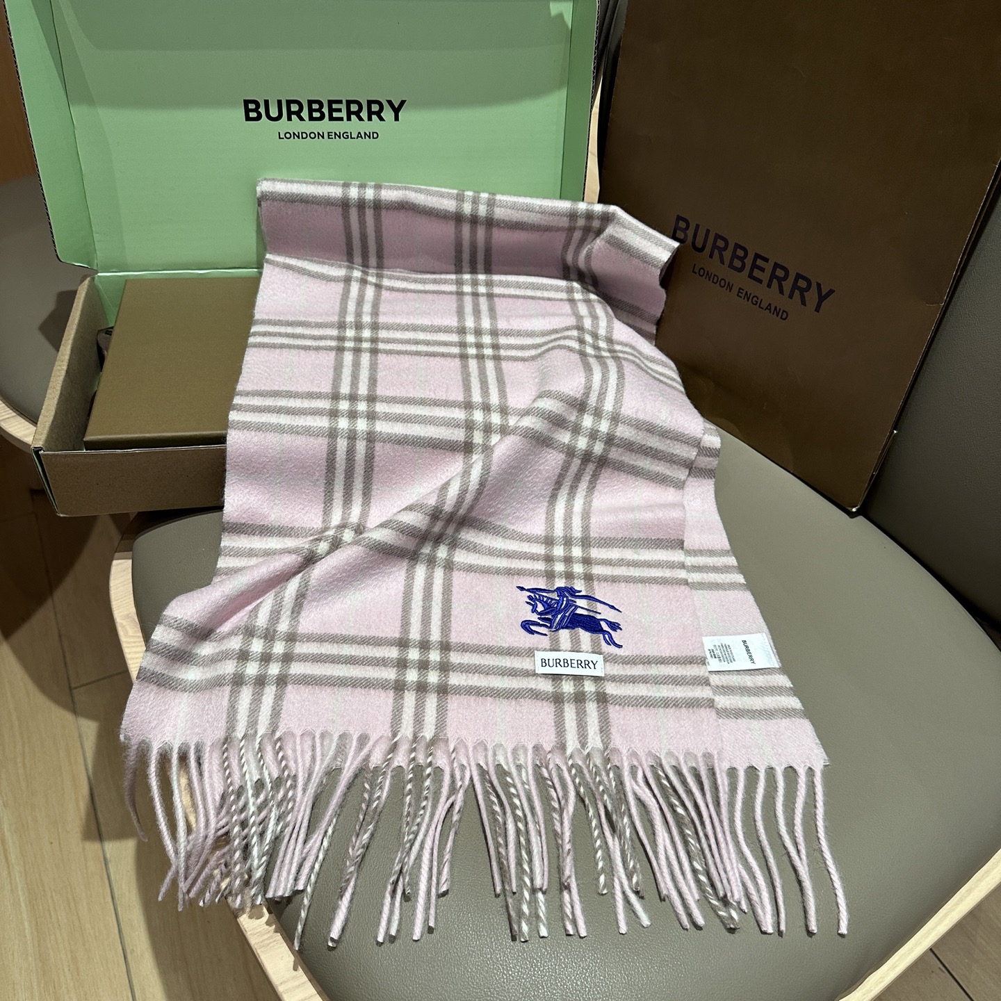 
Burberry · 巴宝莉围巾❗️好看的要疯掉了，太有型太有魅力了❗️❗️非常斯文时尚的秋冬单品！真