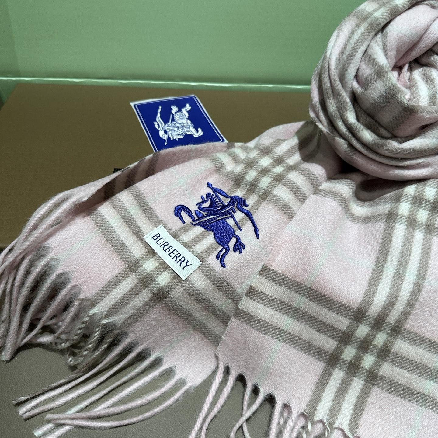 
Burberry · 巴宝莉围巾❗️好看的要疯掉了，太有型太有魅力了❗️❗️非常斯文时尚的秋冬单品！真