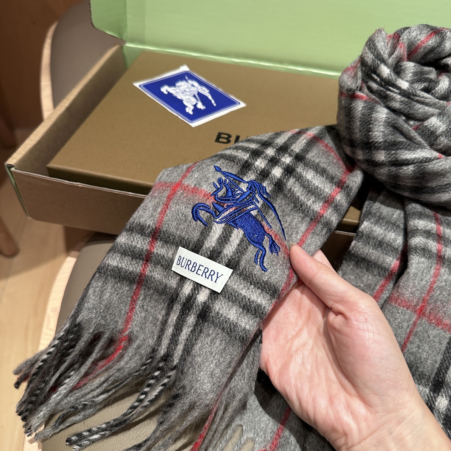 
Burberry · 巴宝莉围巾❗️好看的要疯掉了，太有型太有魅力了❗️❗️非常斯文时尚的秋冬单品！真