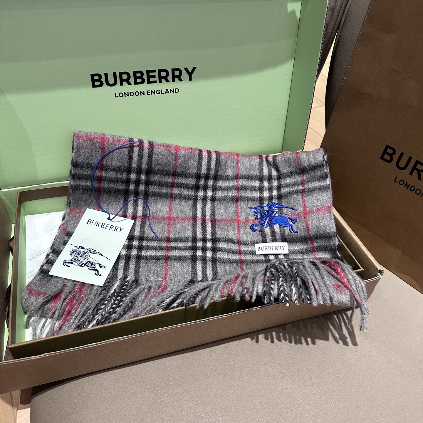 
Burberry · 巴宝莉围巾❗️好看的要疯掉了，太有型太有魅力了❗️❗️非常斯文时尚的秋冬单品！真