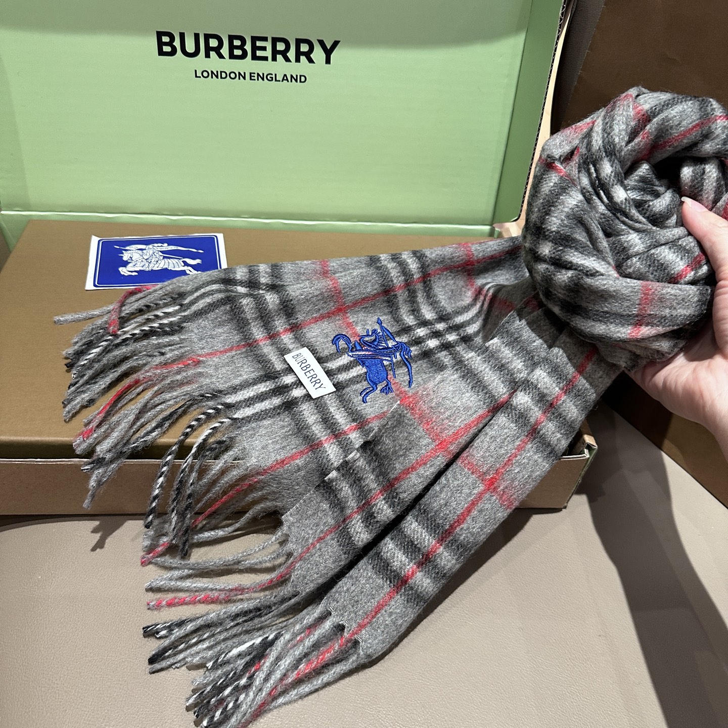 
Burberry · 巴宝莉围巾❗️好看的要疯掉了，太有型太有魅力了❗️❗️非常斯文时尚的秋冬单品！真
