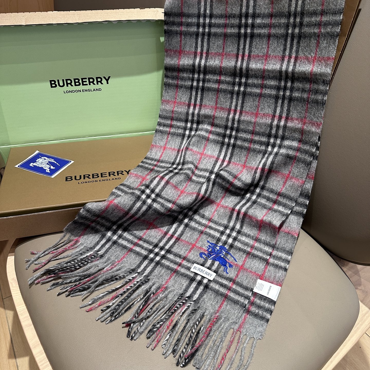 
Burberry · 巴宝莉围巾❗️好看的要疯掉了，太有型太有魅力了❗️❗️非常斯文时尚的秋冬单品！真