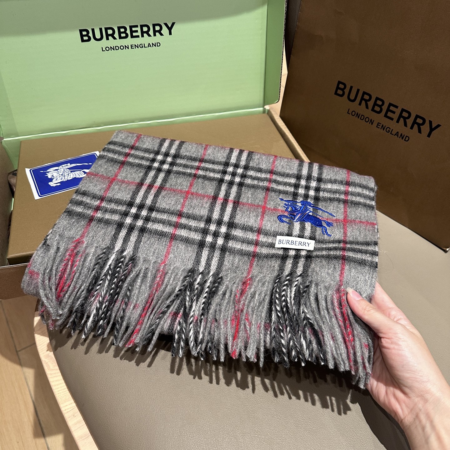 
Burberry · 巴宝莉围巾❗️好看的要疯掉了，太有型太有魅力了❗️❗️非常斯文时尚的秋冬单品！真