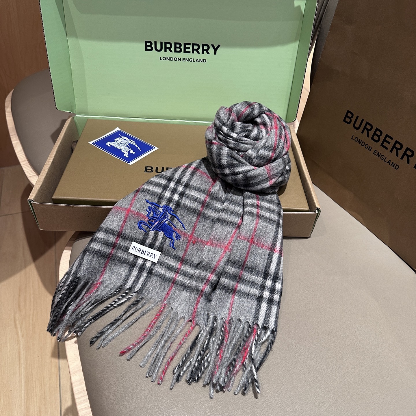 
Burberry · 巴宝莉围巾❗️好看的要疯掉了，太有型太有魅力了❗️❗️非常斯文时尚的秋冬单品！真