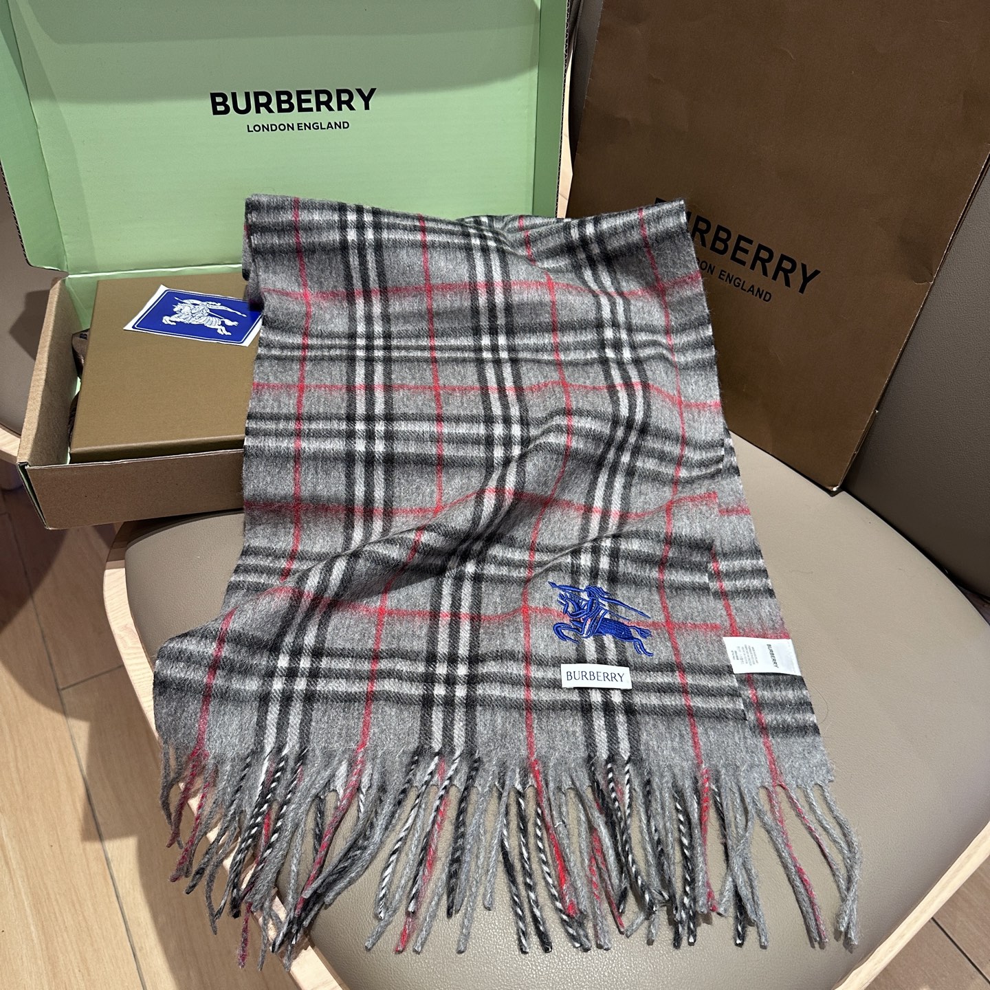 
Burberry · 巴宝莉围巾❗️好看的要疯掉了，太有型太有魅力了❗️❗️非常斯文时尚的秋冬单品！真