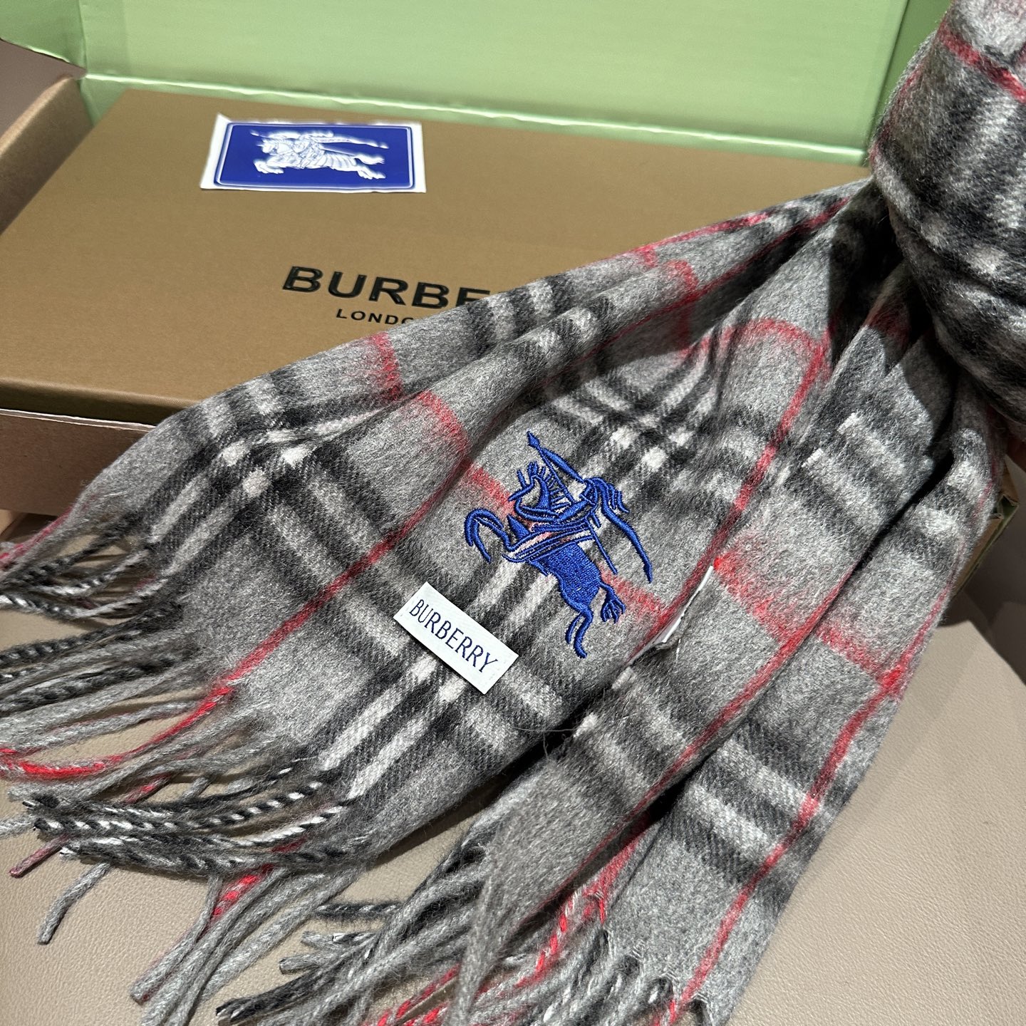 
Burberry · 巴宝莉围巾❗️好看的要疯掉了，太有型太有魅力了❗️❗️非常斯文时尚的秋冬单品！真