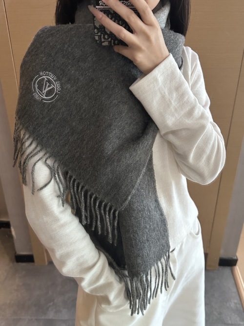 Louis Vuitton Grey Wool Scarf, 30x180cm, Stylish Autumn/Winter Accessory 1 Louis Vuitton Grey Wool Scarf, 30x180cm, Stylish Autumn/Winter Accessory