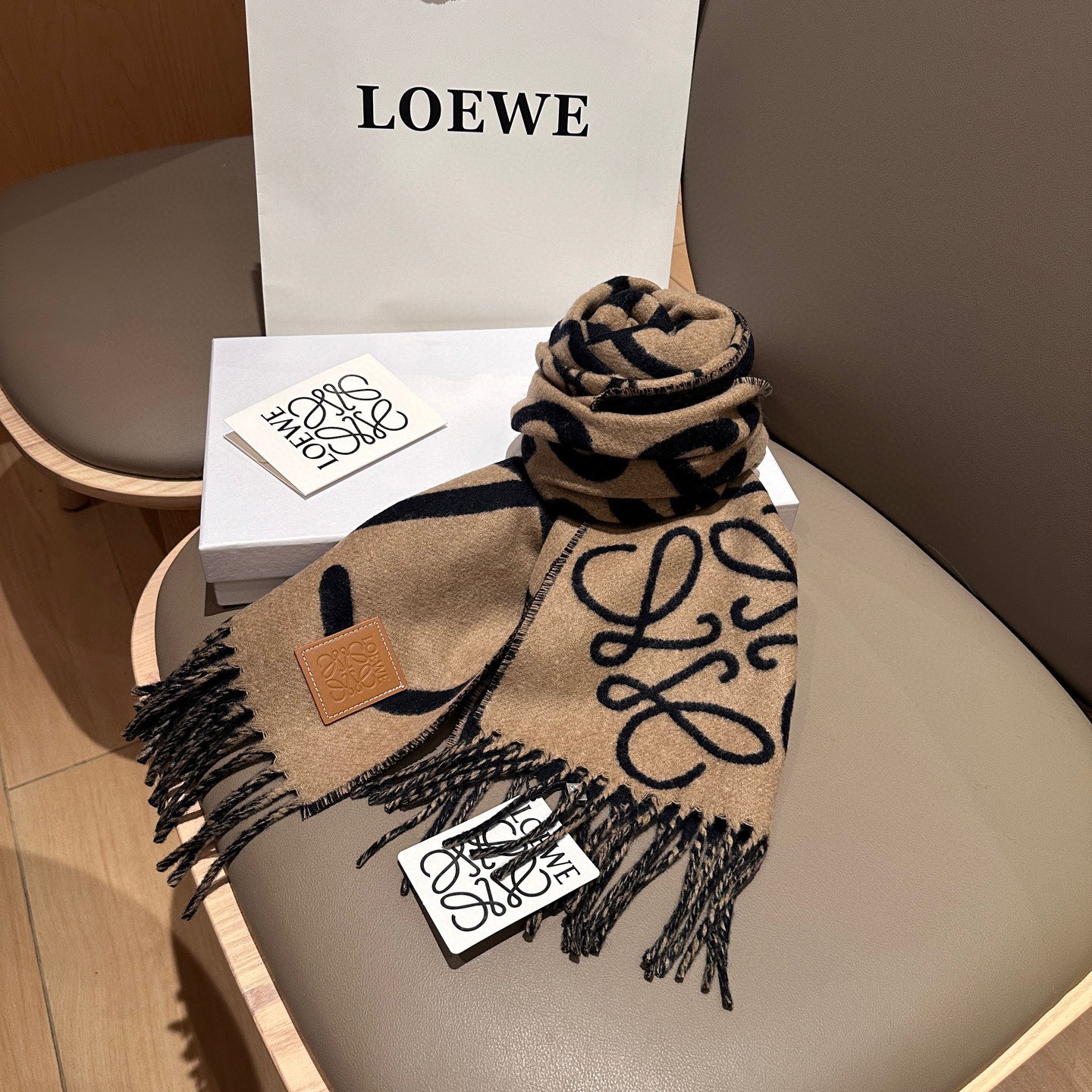 
Loewe手写logo字母双面涂鸦围巾，我真的太喜欢了，一款现在不买冬天绝对买不到的围巾，这款绝对百搭