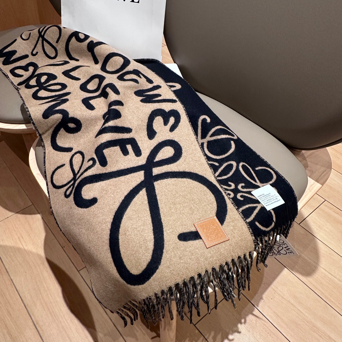 
Loewe手写logo字母双面涂鸦围巾，我真的太喜欢了，一款现在不买冬天绝对买不到的围巾，这款绝对百搭