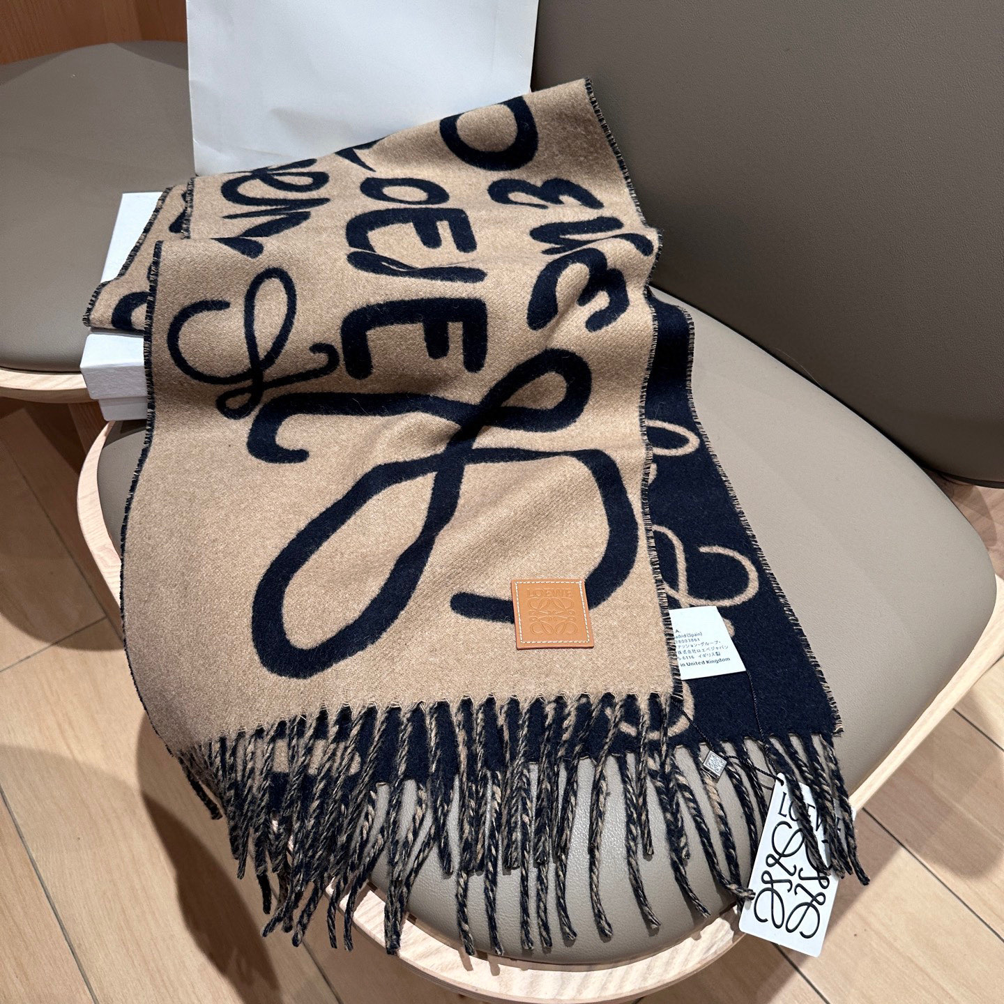 
Loewe手写logo字母双面涂鸦围巾，我真的太喜欢了，一款现在不买冬天绝对买不到的围巾，这款绝对百搭