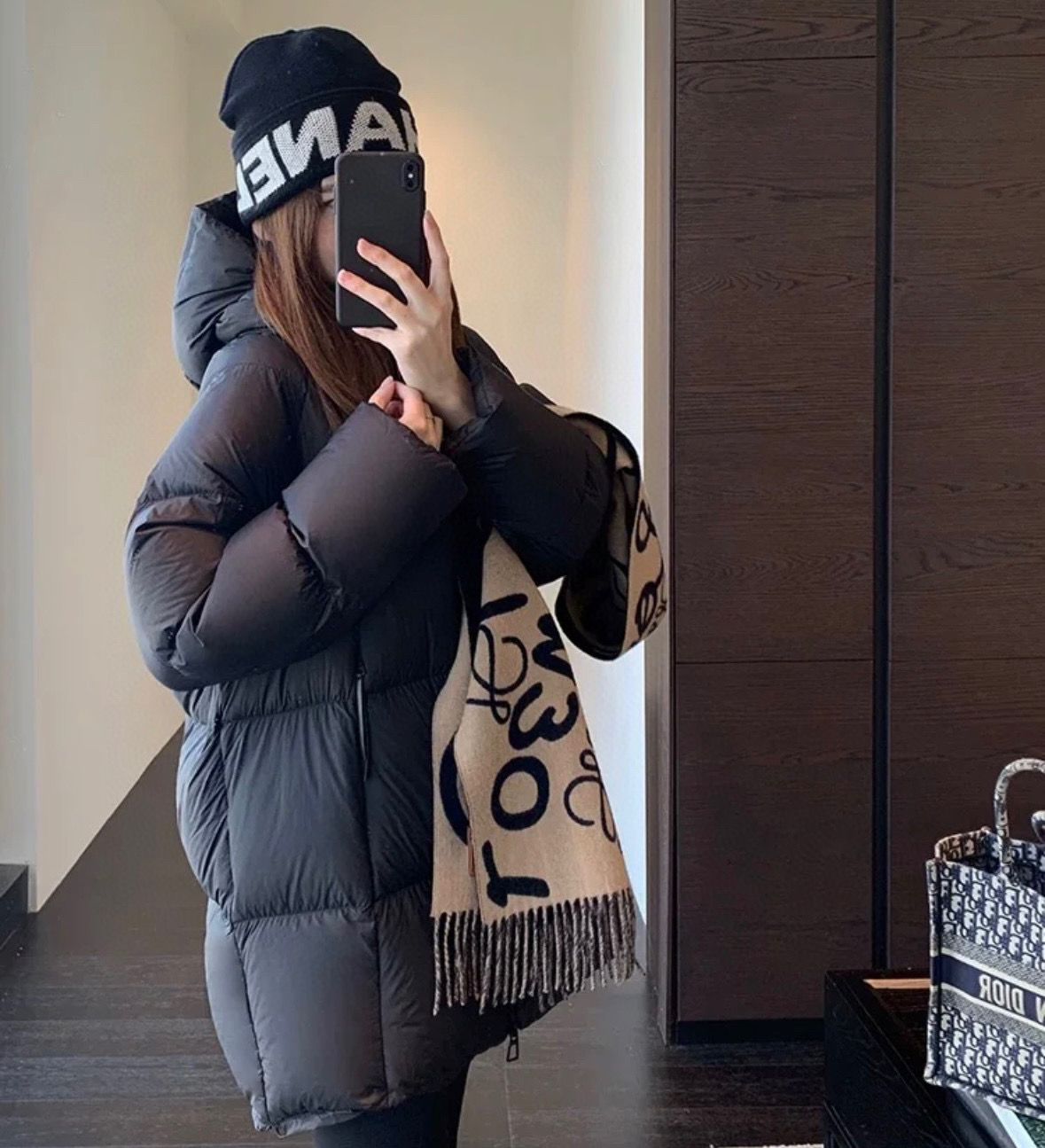 
Loewe手写logo字母双面涂鸦围巾，我真的太喜欢了，一款现在不买冬天绝对买不到的围巾，这款绝对百搭