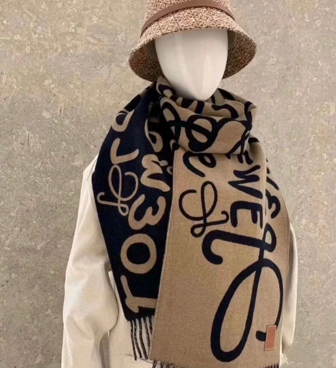 NO:341083,Loewe's handwritten logo letters double-sided graffiti scarf, I really like it. It's a scarf that you can't buy in winter now. This one is absolutely versatile and stands firm in the C position. The classic logo of different sizes and casual mother's graffiti make the winter items playful and cute, so cute that it instantly turns pink. The cowhide leather Loewe piece is full of texture, which adds a lot of points to the scarf. At a glance, it's all high-end. The scarf is made of 10 cashmere, plus 90 wool, and the effect is super good on both sides. 30*180cm high-version scarf, high-version scarf, loewe, loewe, cowhide19860909Loewe手写logo字母双面涂鸦围巾,我真的太喜欢了,一款现在不买冬天绝对买不到的围巾,这款绝对百搭,妥妥的站稳c位,大小不一的经典logo加上随意母的涂鸦,让冬天的单品也俏皮起来,可爱到让人瞬间转粉.牛皮革罗意威片质地满满,给围巾加分很多,一看就整个高级住了,围巾的材质是10的羊绒,加90羊毛,效果两面都超级好看,30*180cm高版本围巾,高版本围巾,loewe,loewe,cowhide,scarf