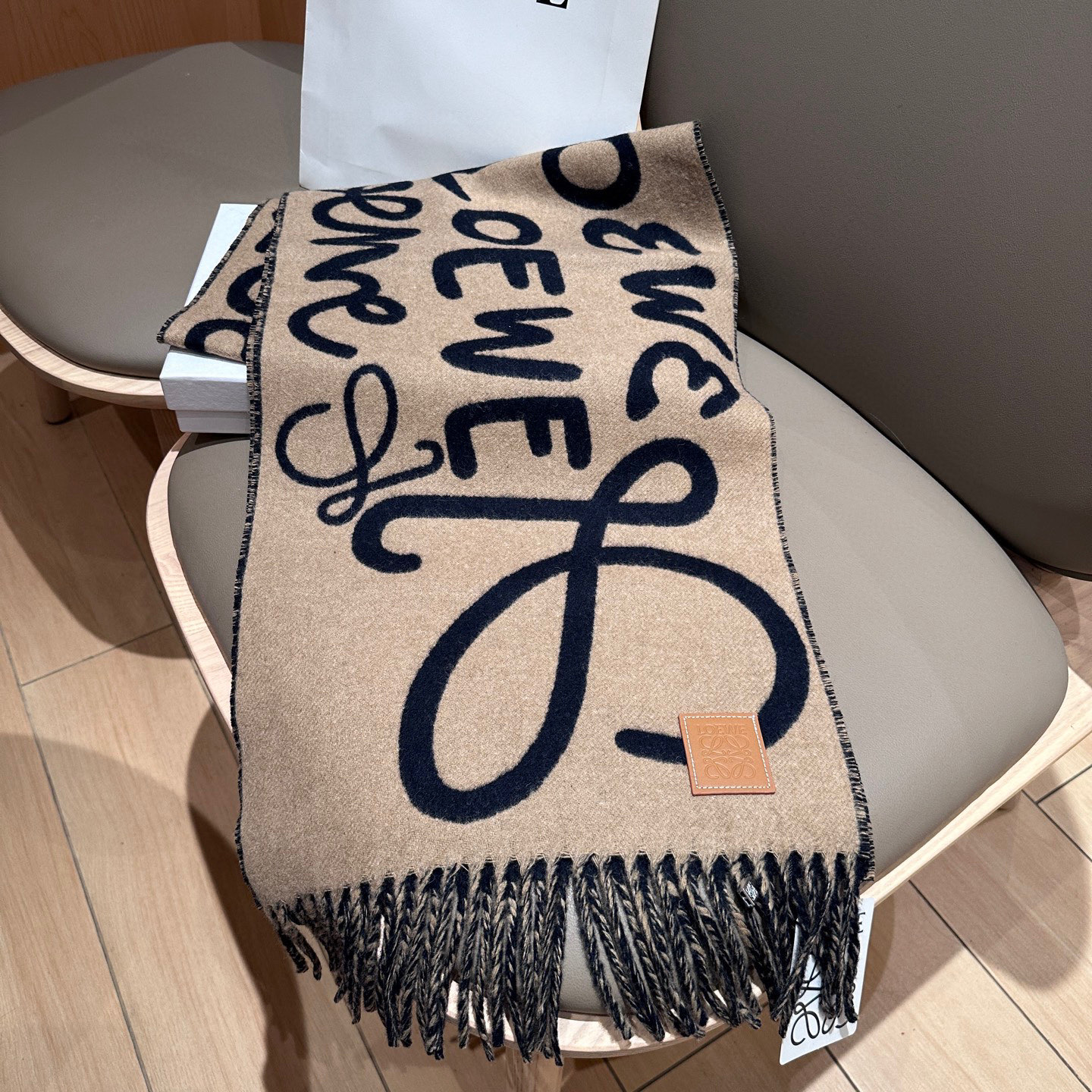 
Loewe手写logo字母双面涂鸦围巾，我真的太喜欢了，一款现在不买冬天绝对买不到的围巾，这款绝对百搭