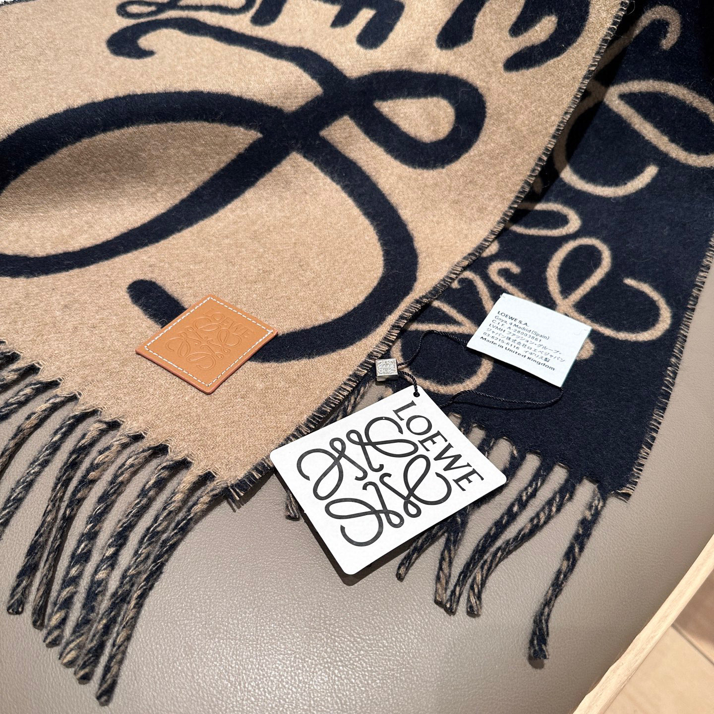 
Loewe手写logo字母双面涂鸦围巾，我真的太喜欢了，一款现在不买冬天绝对买不到的围巾，这款绝对百搭