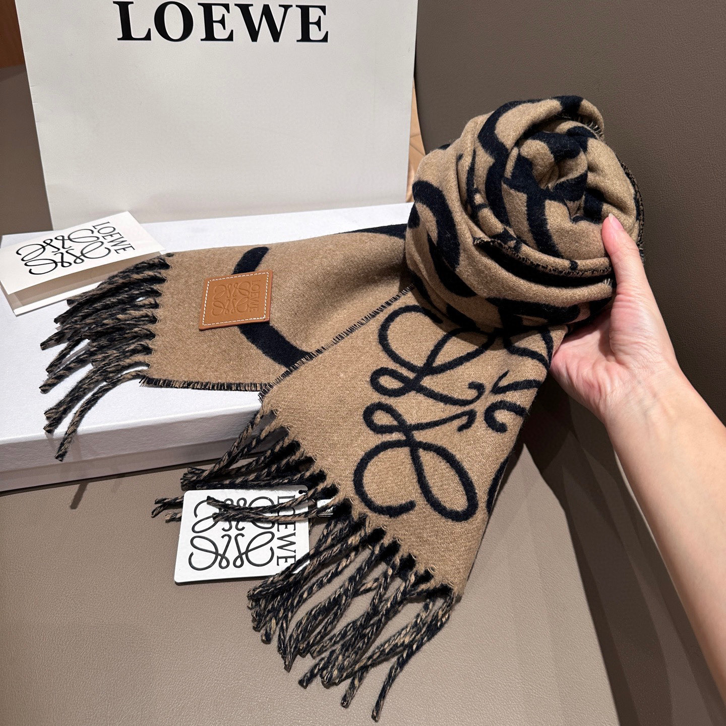 
Loewe手写logo字母双面涂鸦围巾，我真的太喜欢了，一款现在不买冬天绝对买不到的围巾，这款绝对百搭