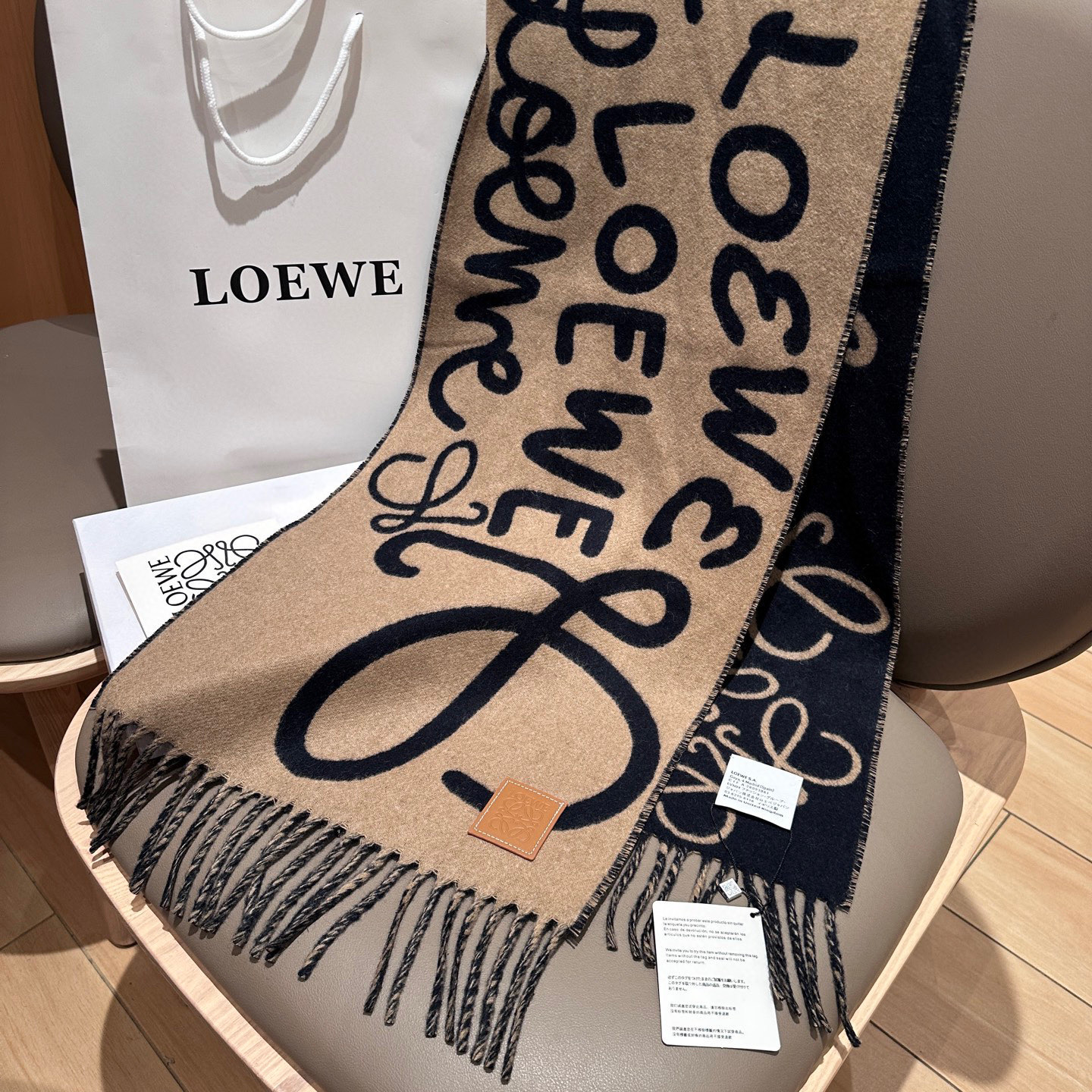 
Loewe手写logo字母双面涂鸦围巾，我真的太喜欢了，一款现在不买冬天绝对买不到的围巾，这款绝对百搭