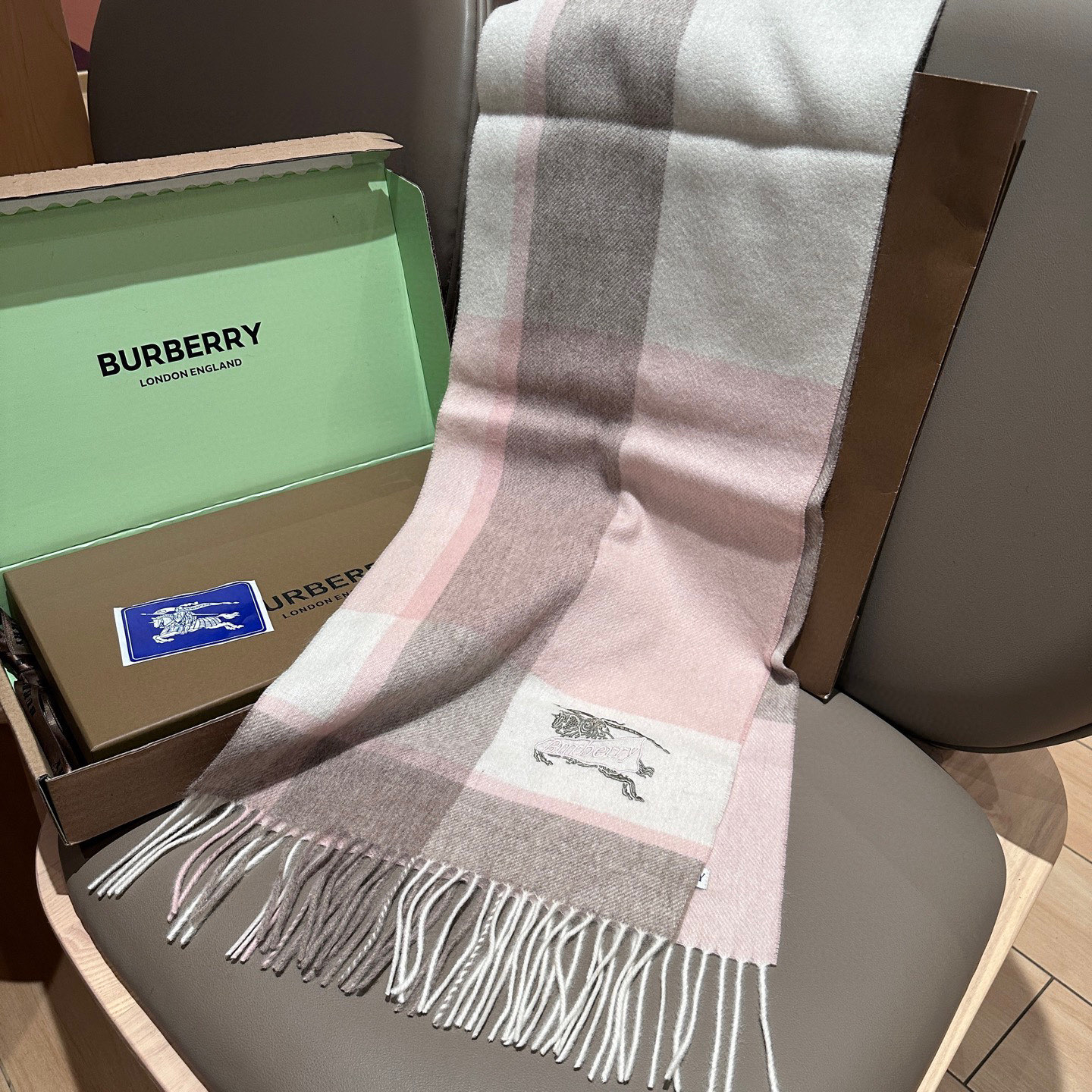 
Burberry · 巴宝莉格子围巾❗️好看的要疯掉了，太有型太有魅力了❗️❗️非常斯文时尚的秋冬单品