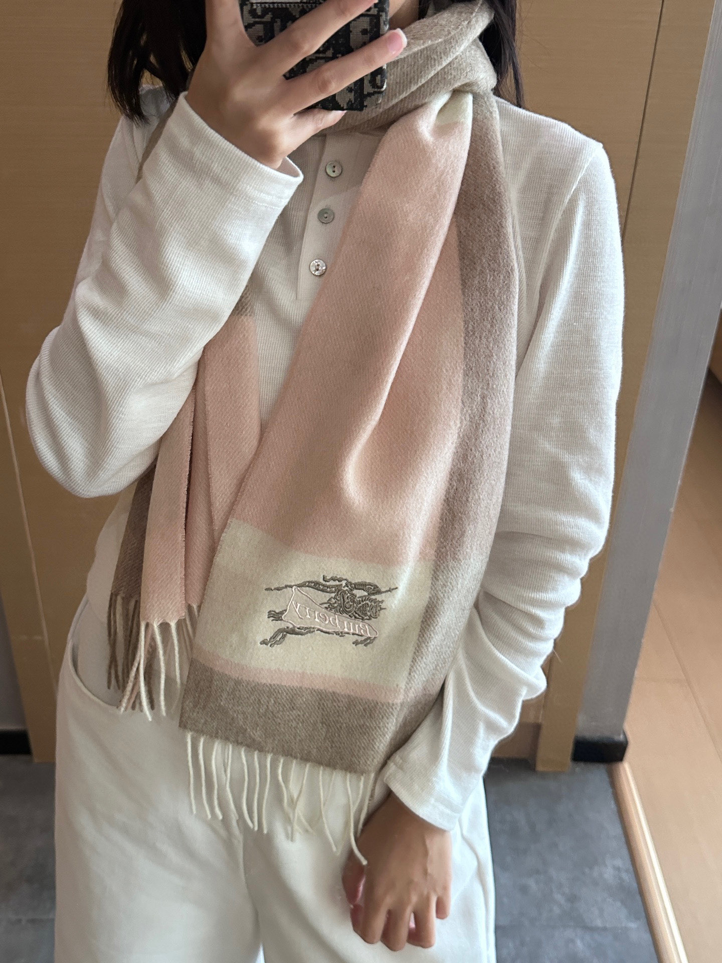 
Burberry · 巴宝莉格子围巾❗️好看的要疯掉了，太有型太有魅力了❗️❗️非常斯文时尚的秋冬单品