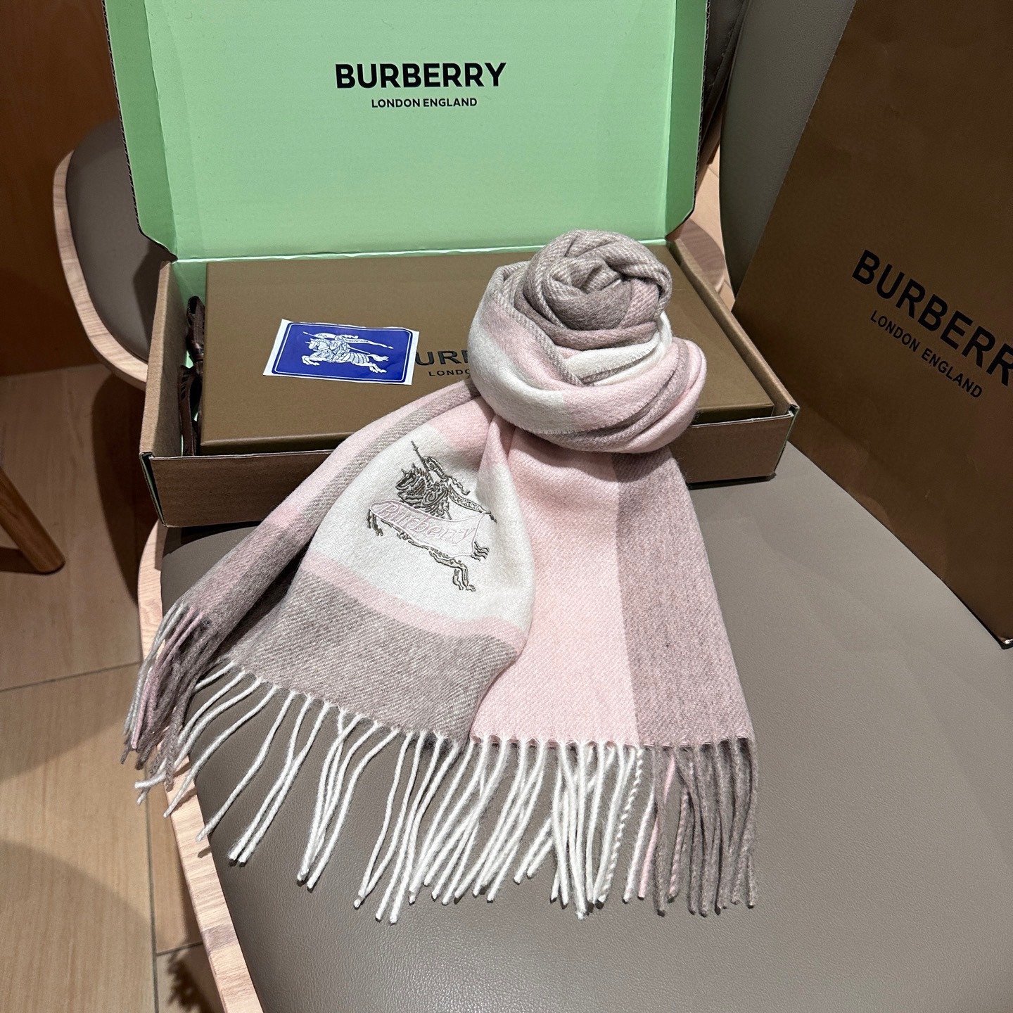 
Burberry · 巴宝莉格子围巾❗️好看的要疯掉了，太有型太有魅力了❗️❗️非常斯文时尚的秋冬单品