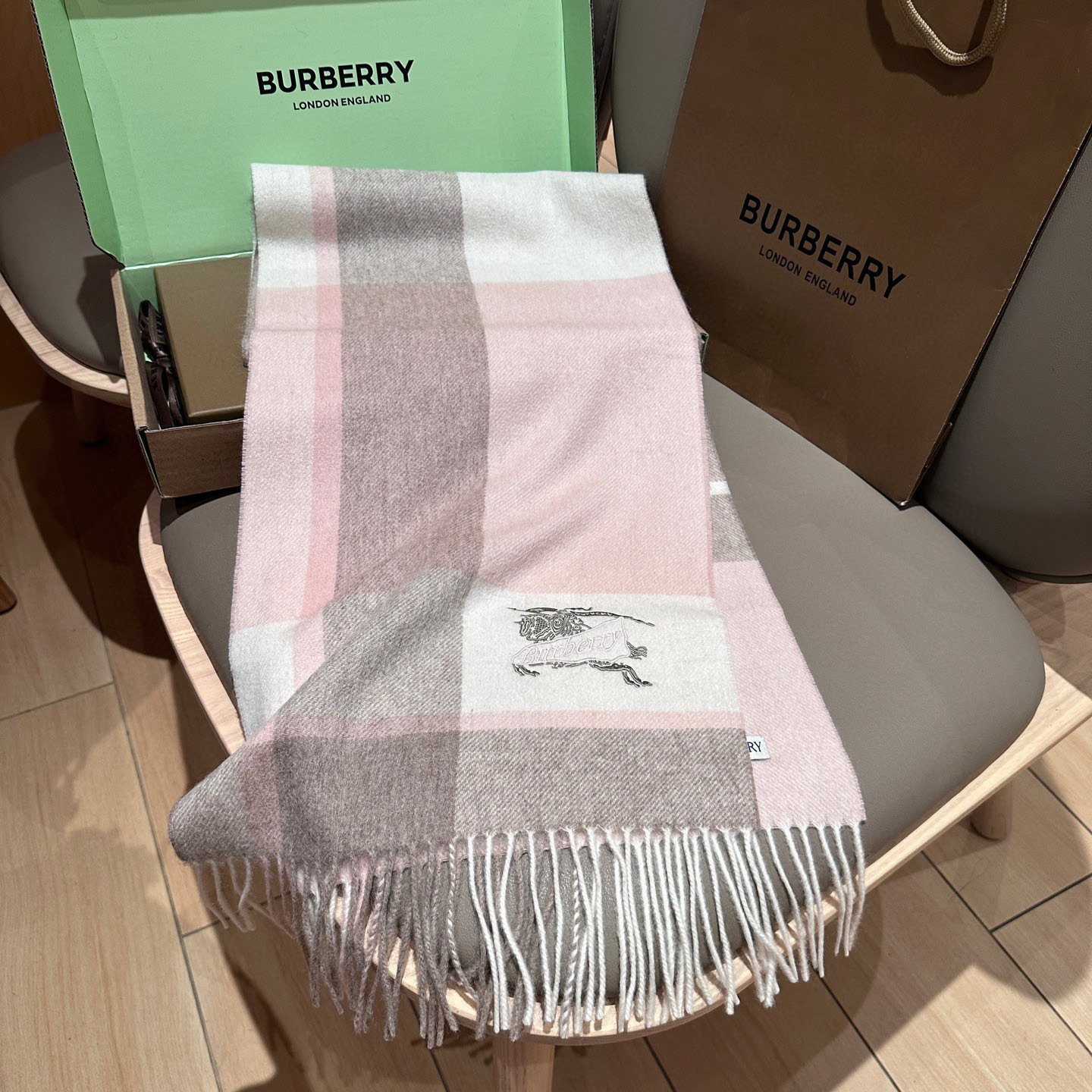 
Burberry · 巴宝莉格子围巾❗️好看的要疯掉了，太有型太有魅力了❗️❗️非常斯文时尚的秋冬单品