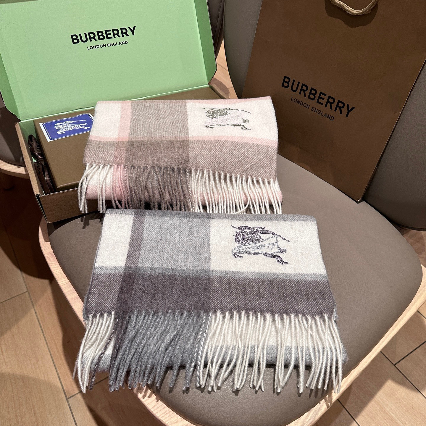 
Burberry · 巴宝莉格子围巾❗️好看的要疯掉了，太有型太有魅力了❗️❗️非常斯文时尚的秋冬单品