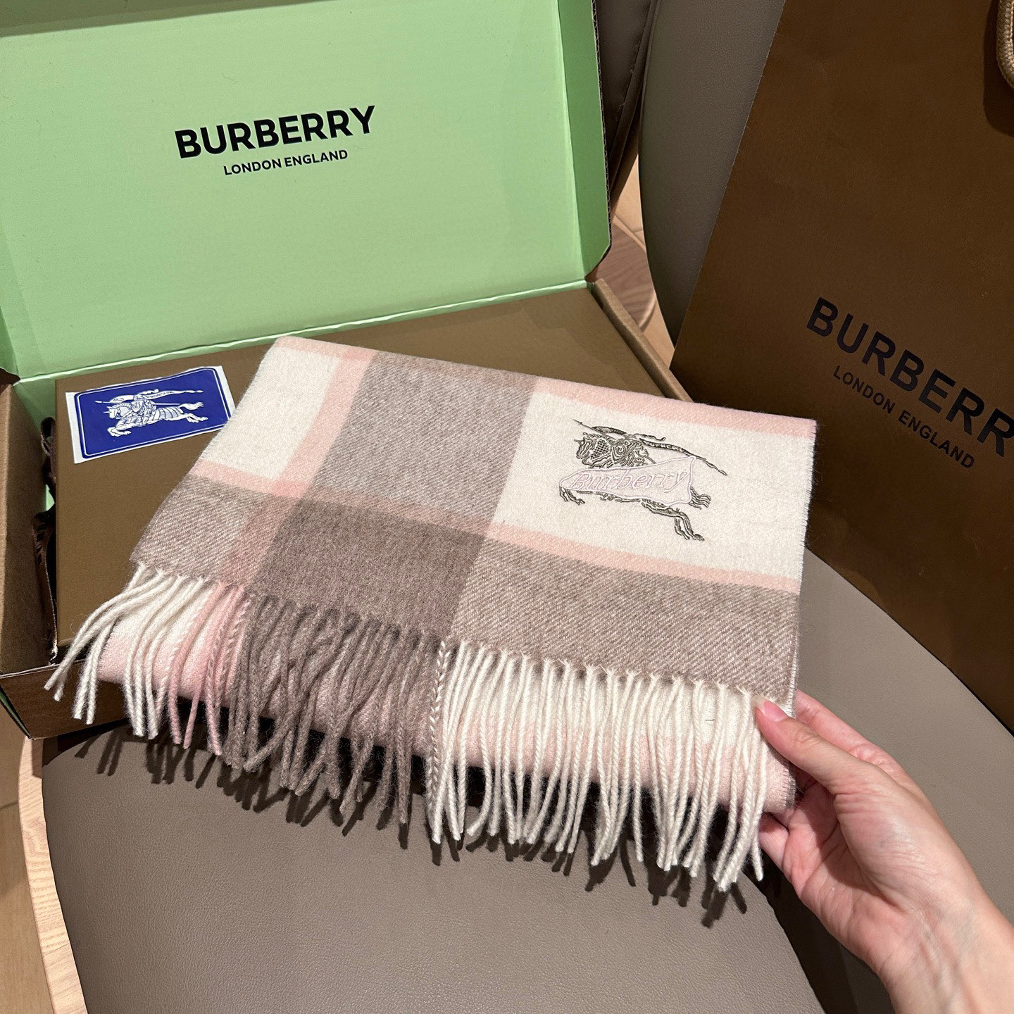 
Burberry · 巴宝莉格子围巾❗️好看的要疯掉了，太有型太有魅力了❗️❗️非常斯文时尚的秋冬单品