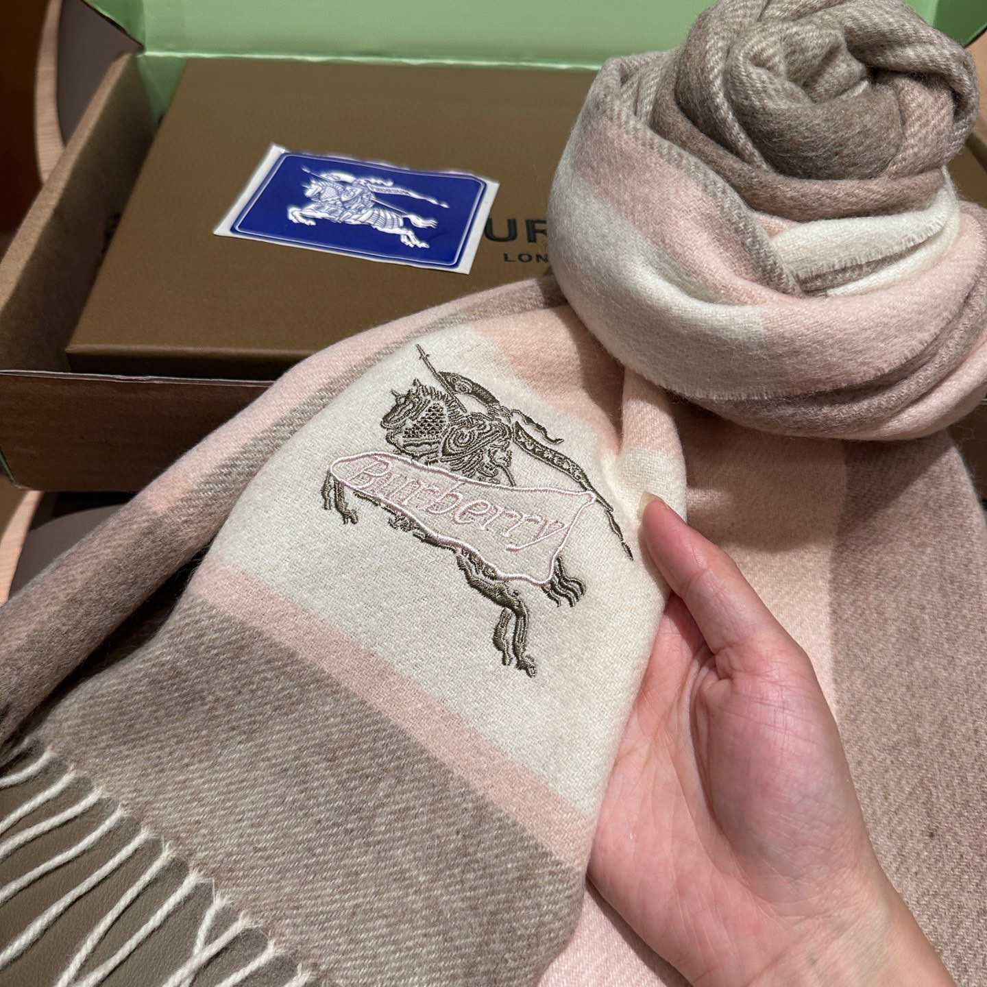 
Burberry · 巴宝莉格子围巾❗️好看的要疯掉了，太有型太有魅力了❗️❗️非常斯文时尚的秋冬单品