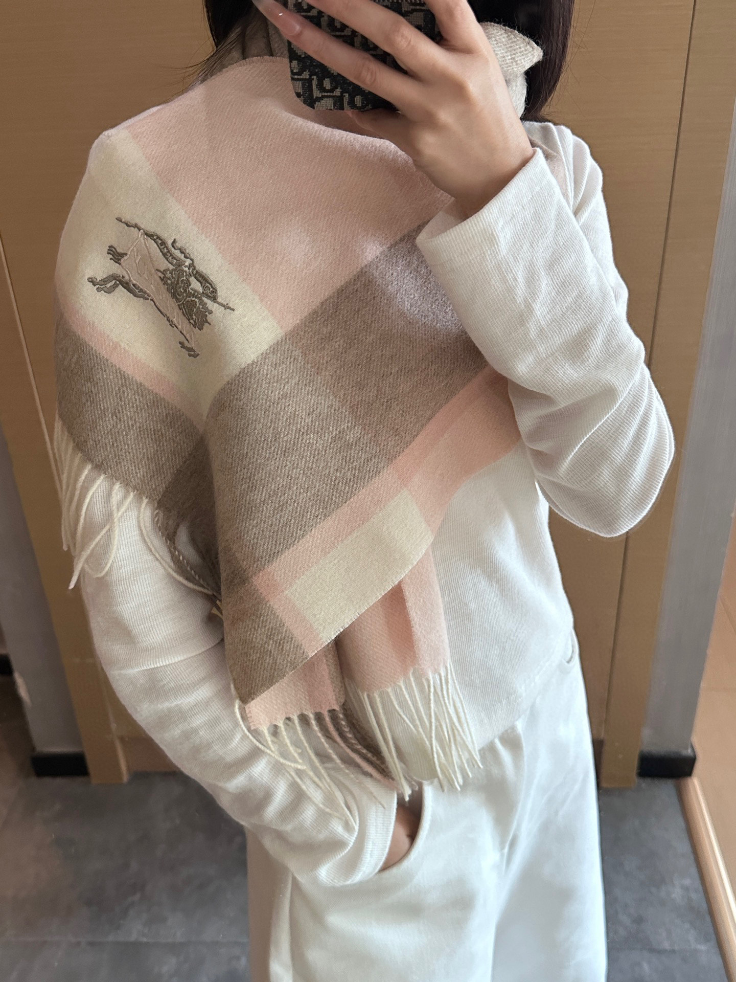 
Burberry · 巴宝莉格子围巾❗️好看的要疯掉了，太有型太有魅力了❗️❗️非常斯文时尚的秋冬单品