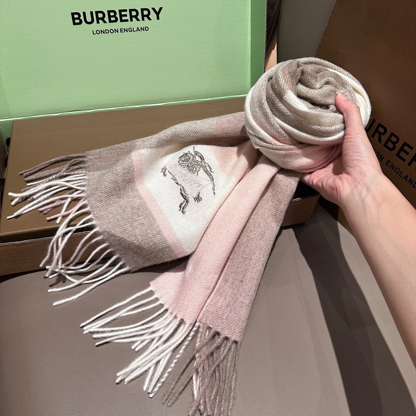 
Burberry · 巴宝莉格子围巾❗️好看的要疯掉了，太有型太有魅力了❗️❗️非常斯文时尚的秋冬单品
