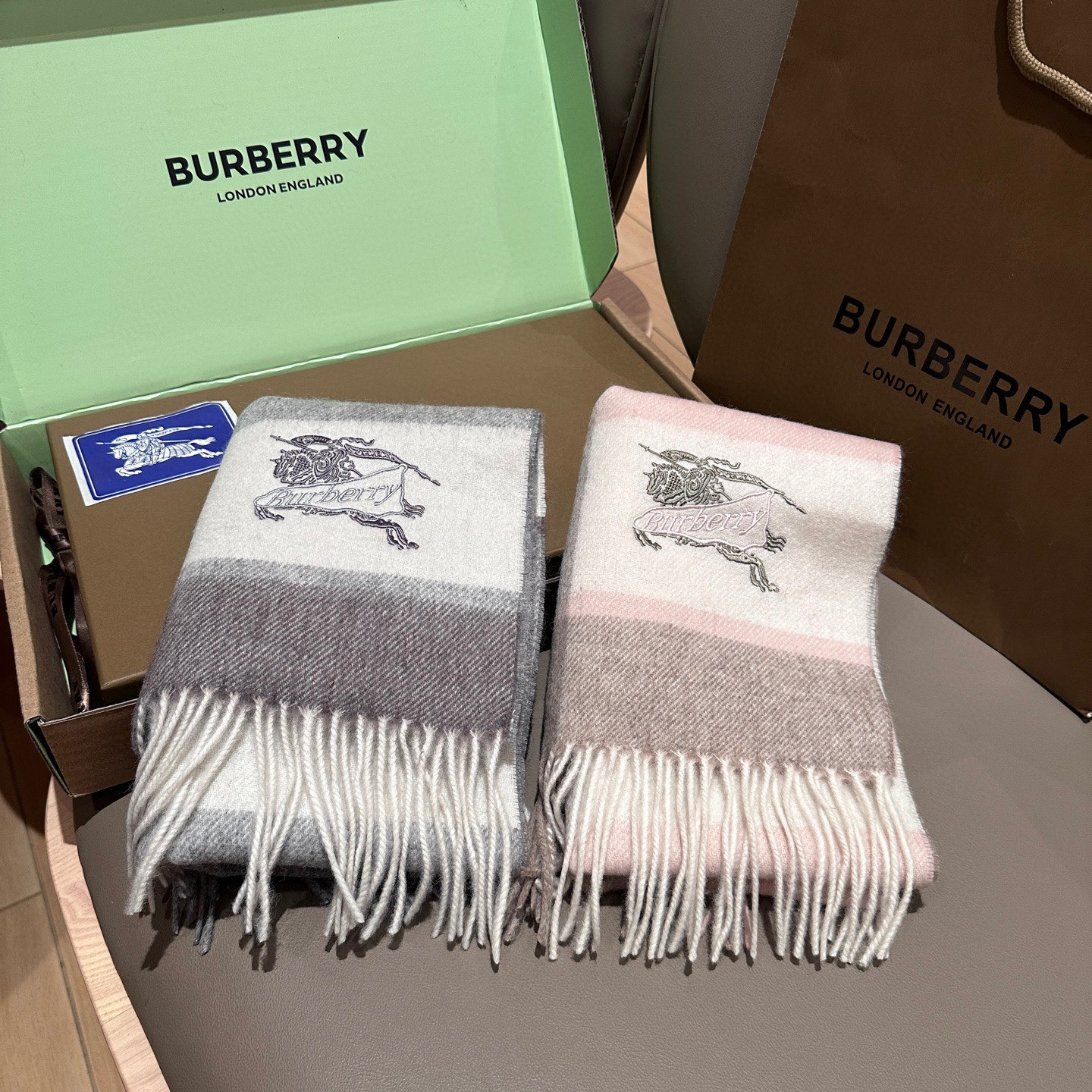 
Burberry · 巴宝莉格子围巾❗️好看的要疯掉了，太有型太有魅力了❗️❗️非常斯文时尚的秋冬单品