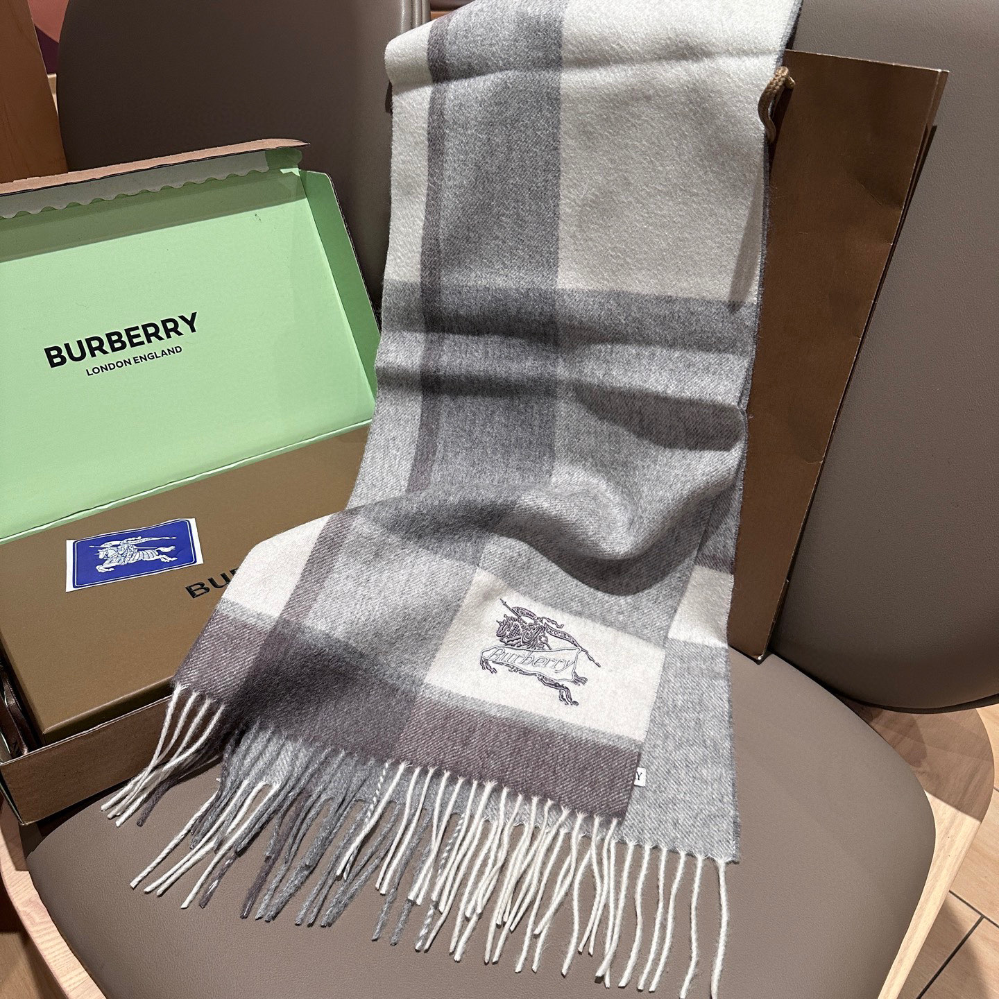 
Burberry · 巴宝莉格子围巾❗️好看的要疯掉了，太有型太有魅力了❗️❗️非常斯文时尚的秋冬单品