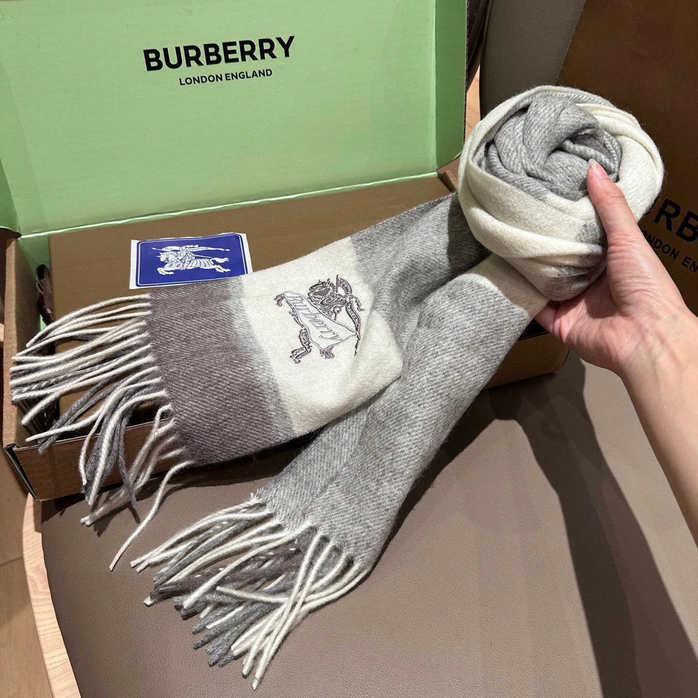 
Burberry · 巴宝莉格子围巾❗️好看的要疯掉了，太有型太有魅力了❗️❗️非常斯文时尚的秋冬单品